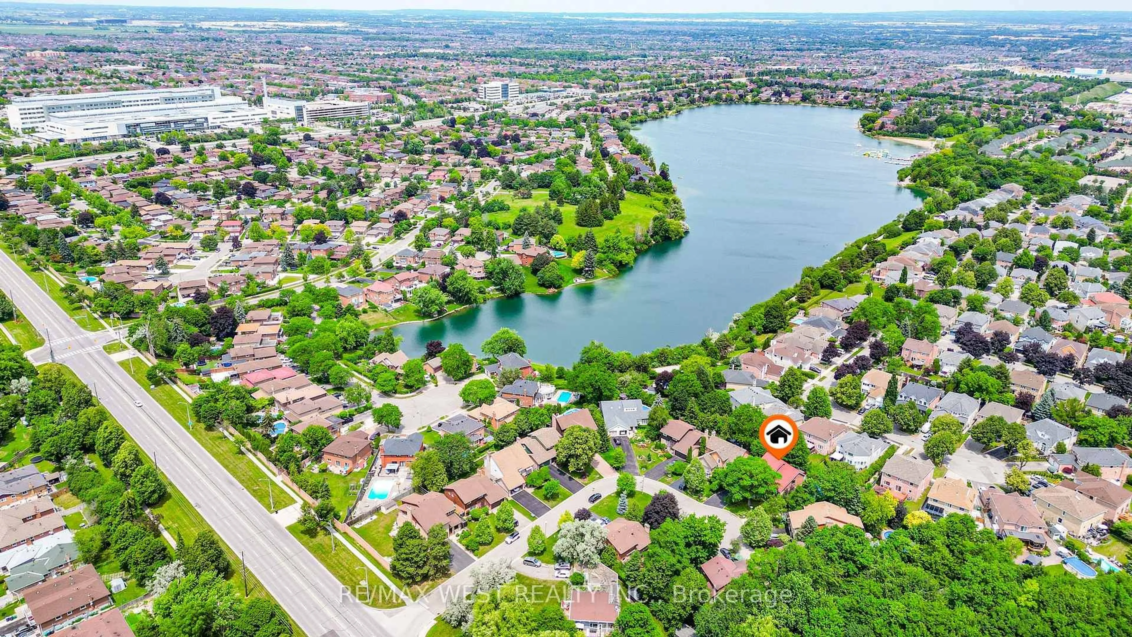 A pic from outside/outdoor area/front of a property/back of a property/a pic from drone, water/lake/river/ocean view for 18 Trillium Crt, Brampton Ontario L6S 3L8