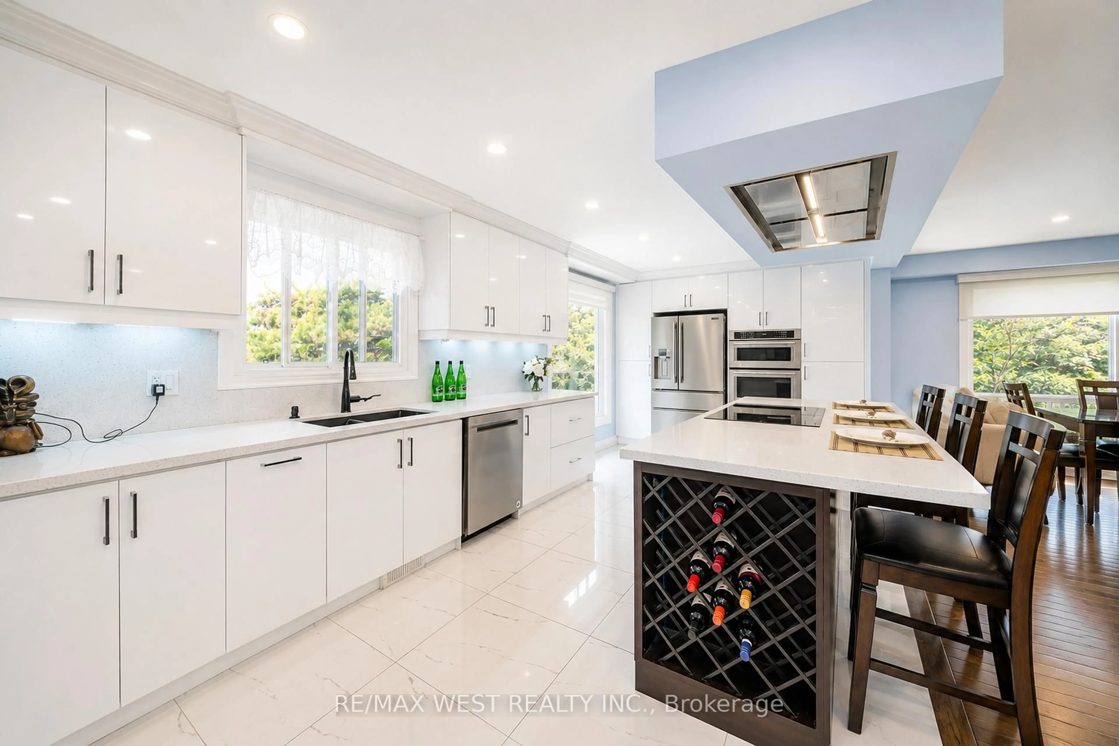 Contemporary kitchen, ceramic/tile floor for 18 Trillium Crt, Brampton Ontario L6S 3L8