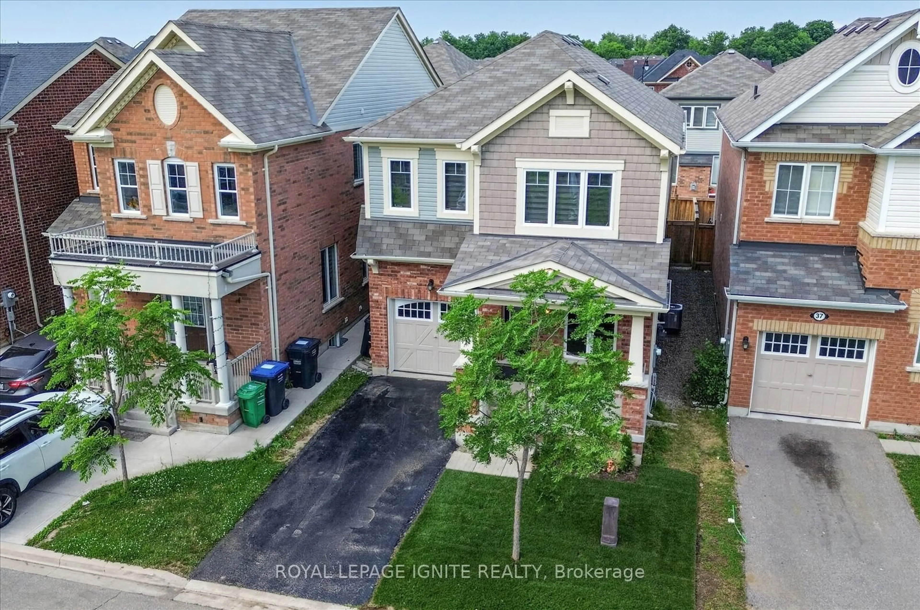 A pic from outside/outdoor area/front of a property/back of a property/a pic from drone, street for 39 Feeder St, Brampton Ontario L7A 4T9