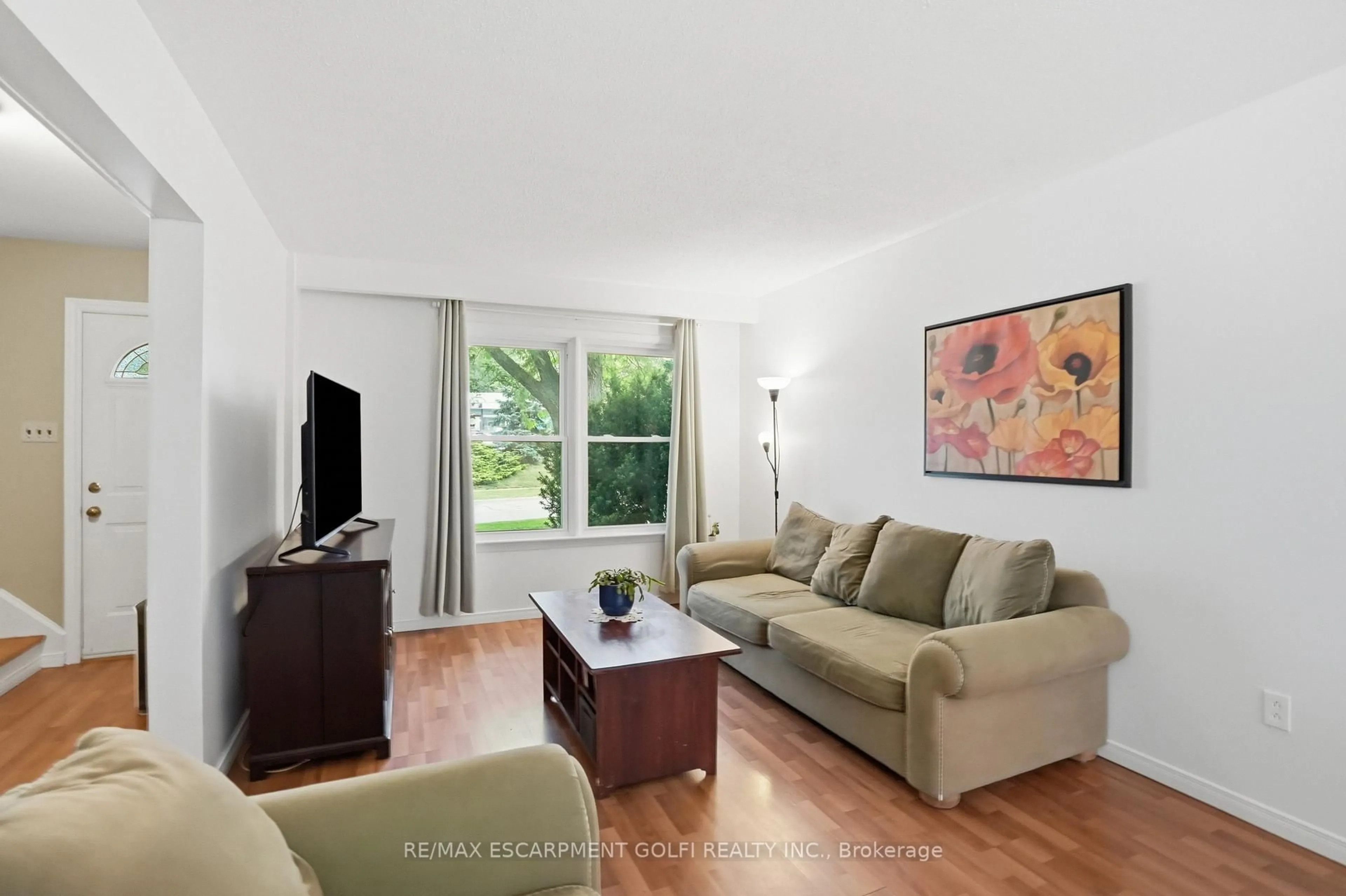 Living room with furniture, unknown for 2277 Mountain Grove Ave #39, Burlington Ontario L7P 2H8