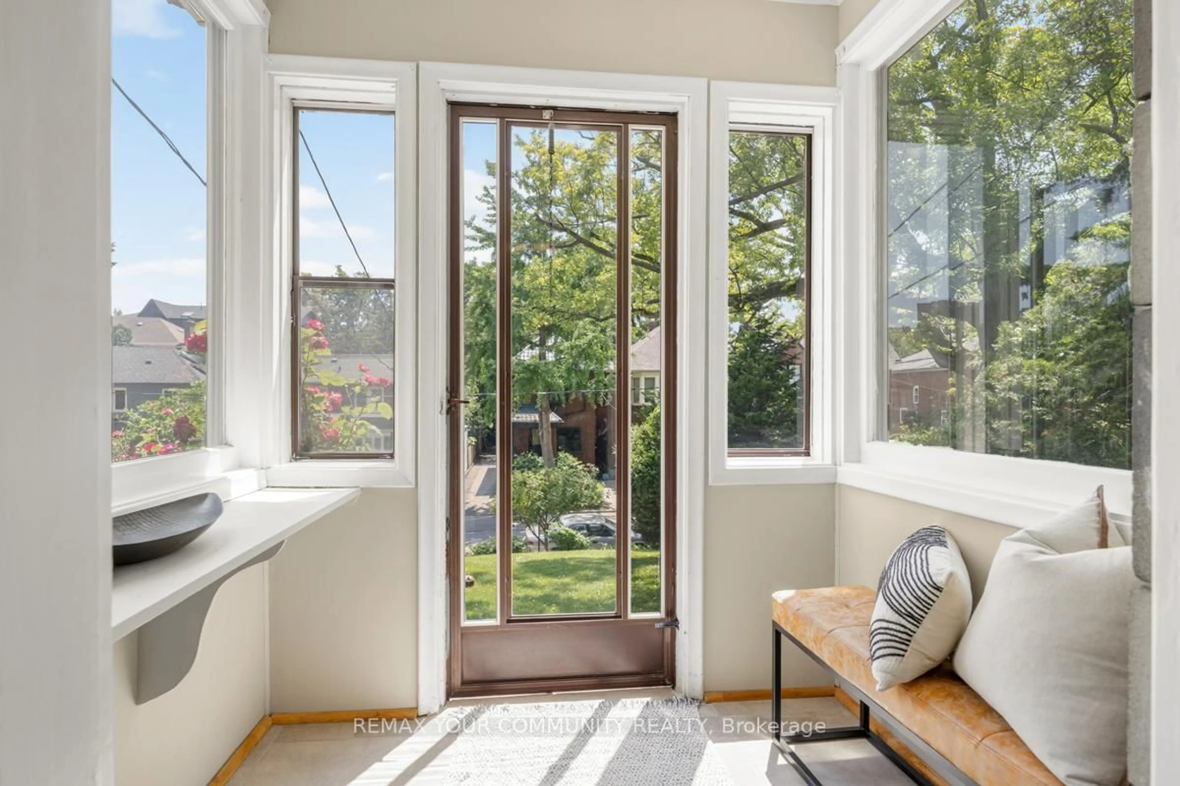 Indoor entryway for 82 Abbott Ave, Toronto Ontario M6P 1H6
