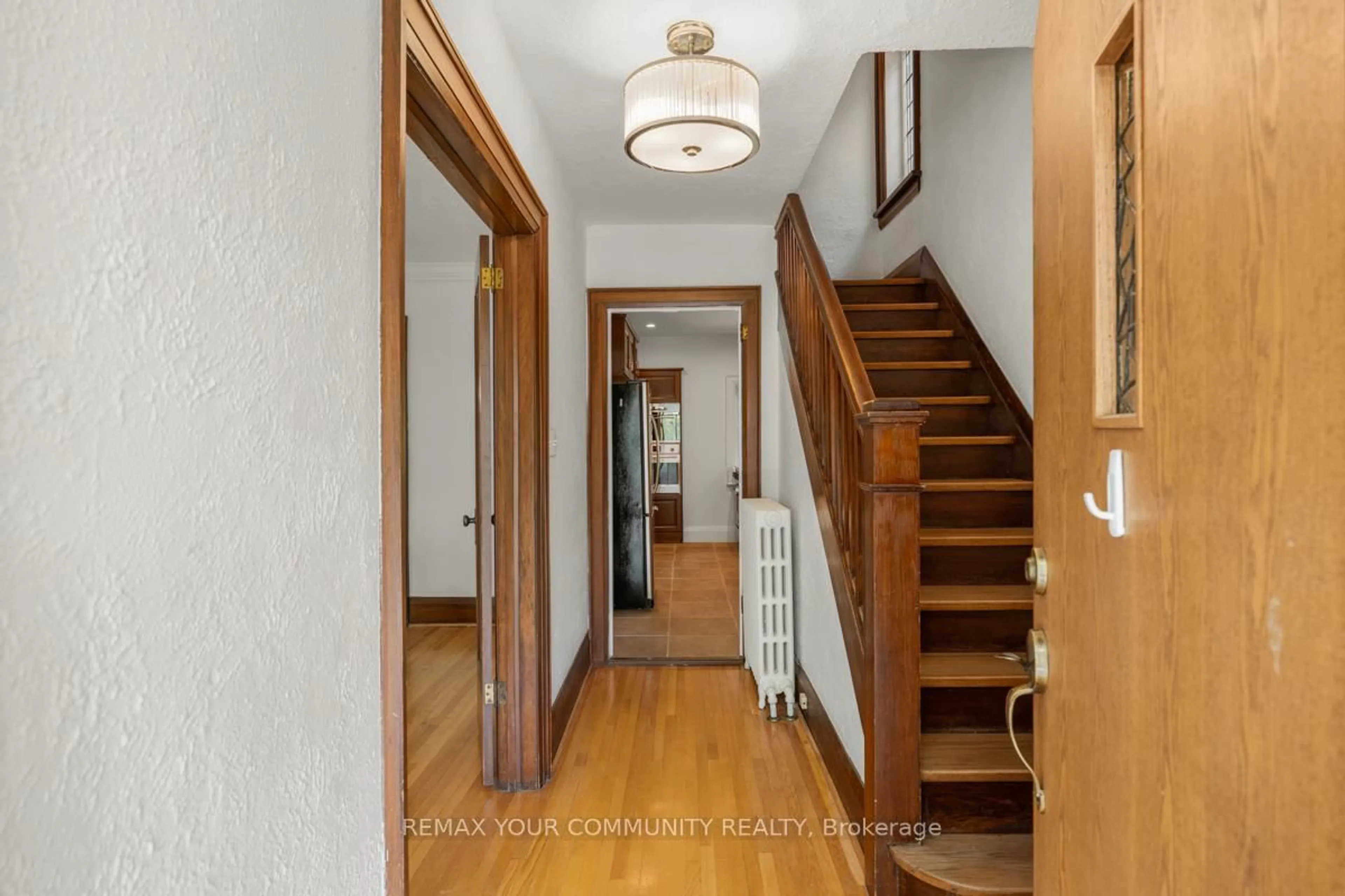 Indoor entryway for 82 Abbott Ave, Toronto Ontario M6P 1H6