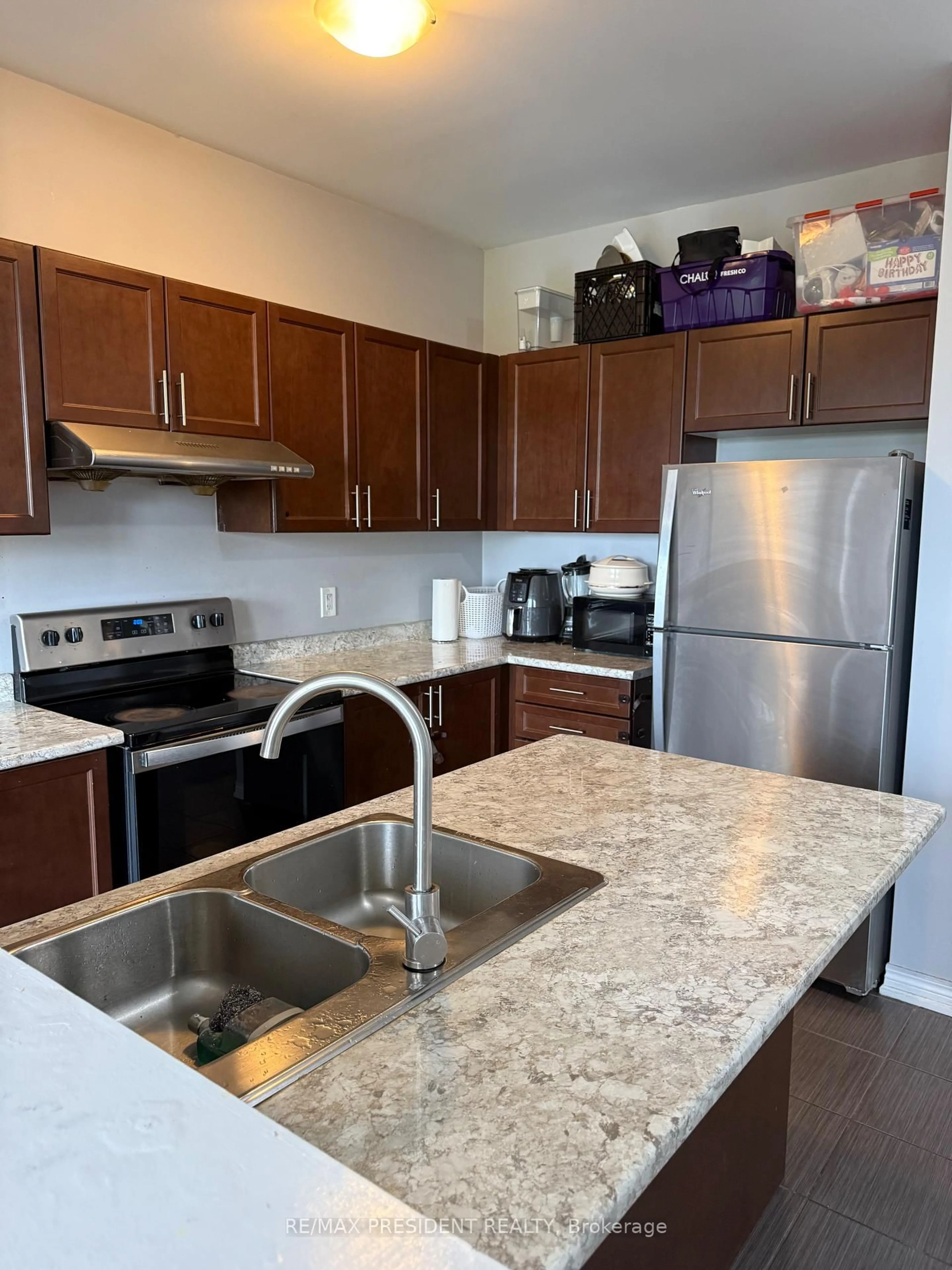 Standard kitchen, unknown for 98 Davenfield Circ, Brampton Ontario L6P 4M1