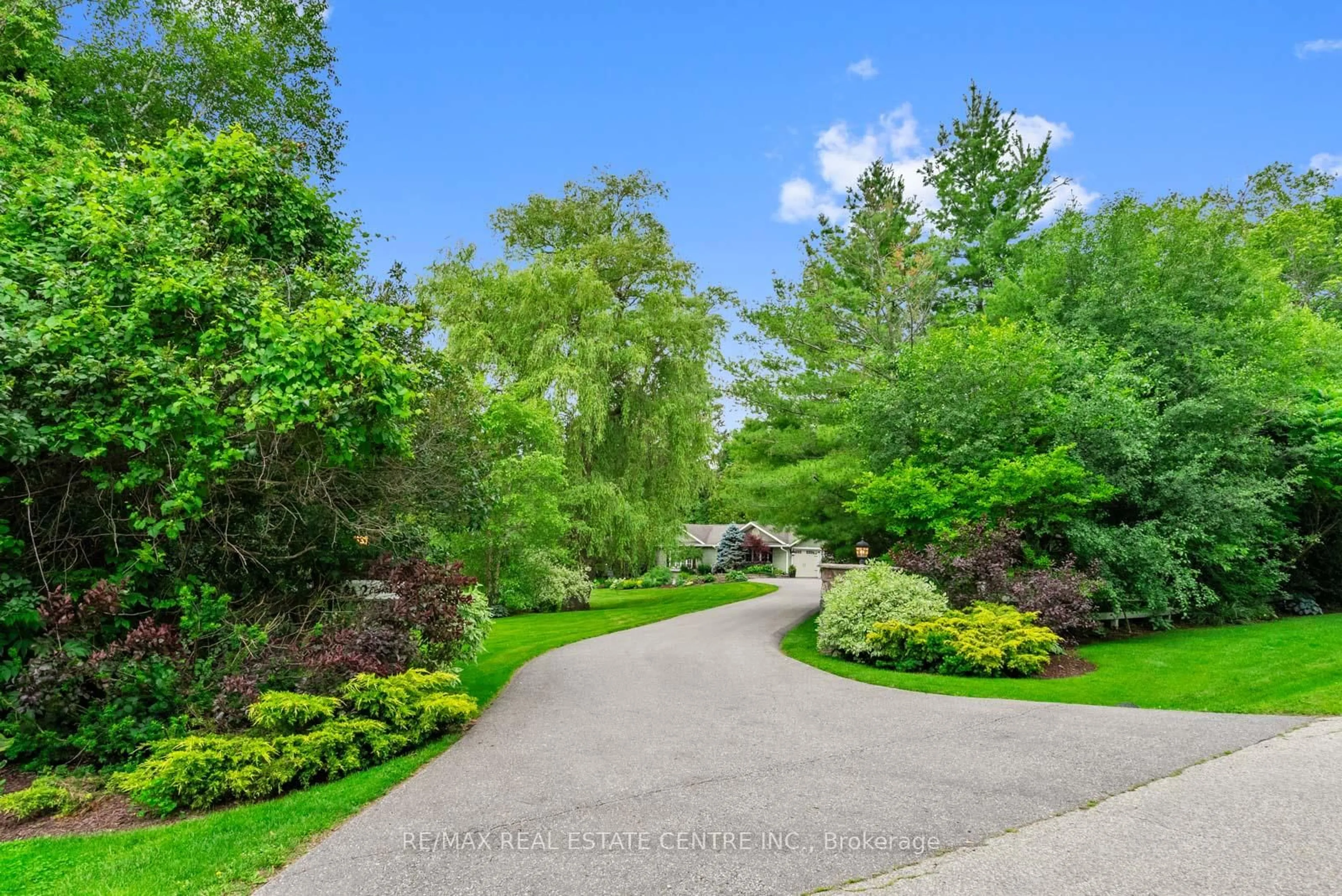 Patio, unknown for 2 Cedar Dr, Caledon Ontario L7K 1H6