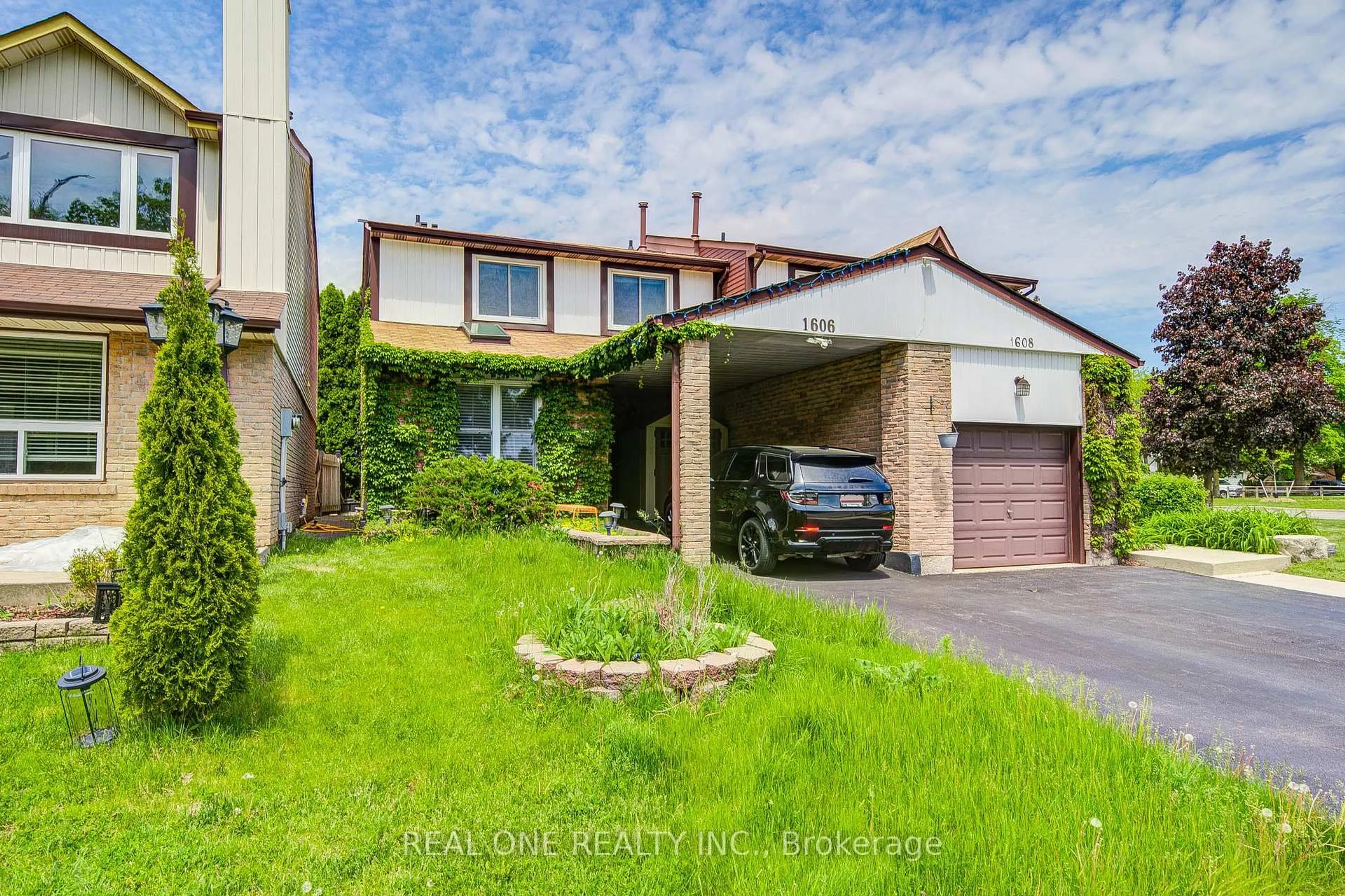 A pic from outside/outdoor area/front of a property/back of a property/a pic from drone, street for 1606 Lancaster Dr #30, Oakville Ontario L6H 2Z6