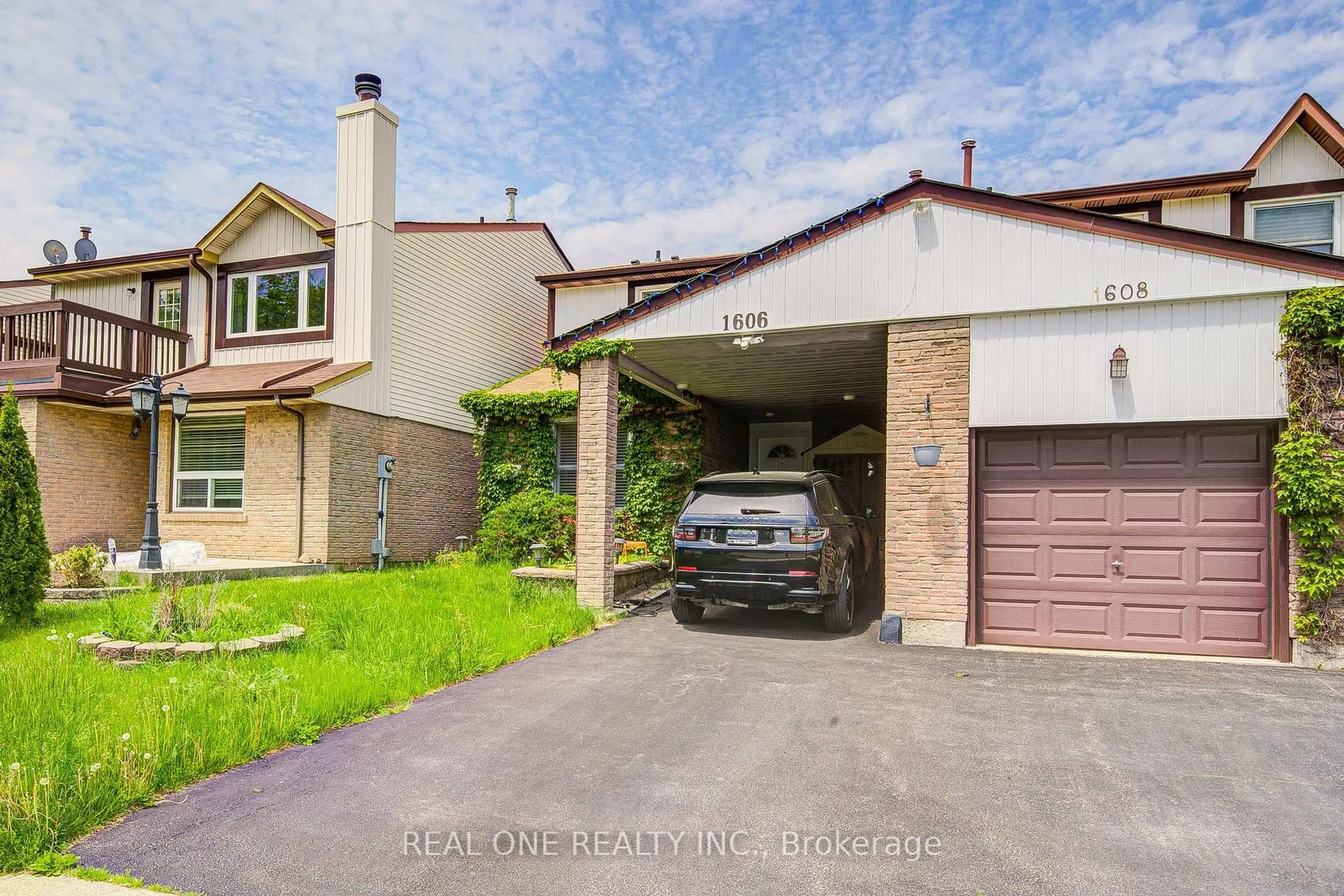 A pic from outside/outdoor area/front of a property/back of a property/a pic from drone, street for 1606 Lancaster Dr #30, Oakville Ontario L6H 2Z6