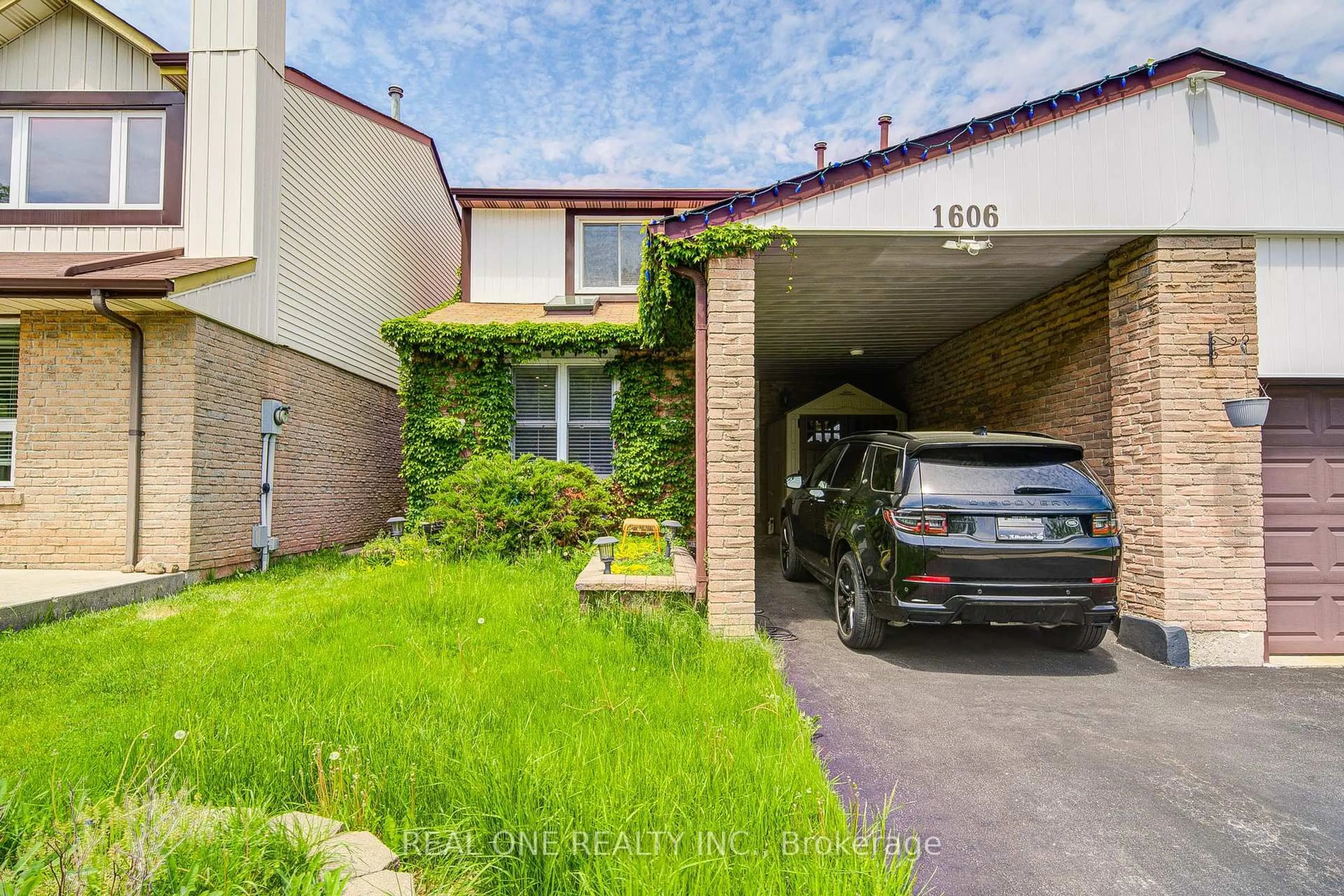 A pic from outside/outdoor area/front of a property/back of a property/a pic from drone, street for 1606 Lancaster Dr #30, Oakville Ontario L6H 2Z6