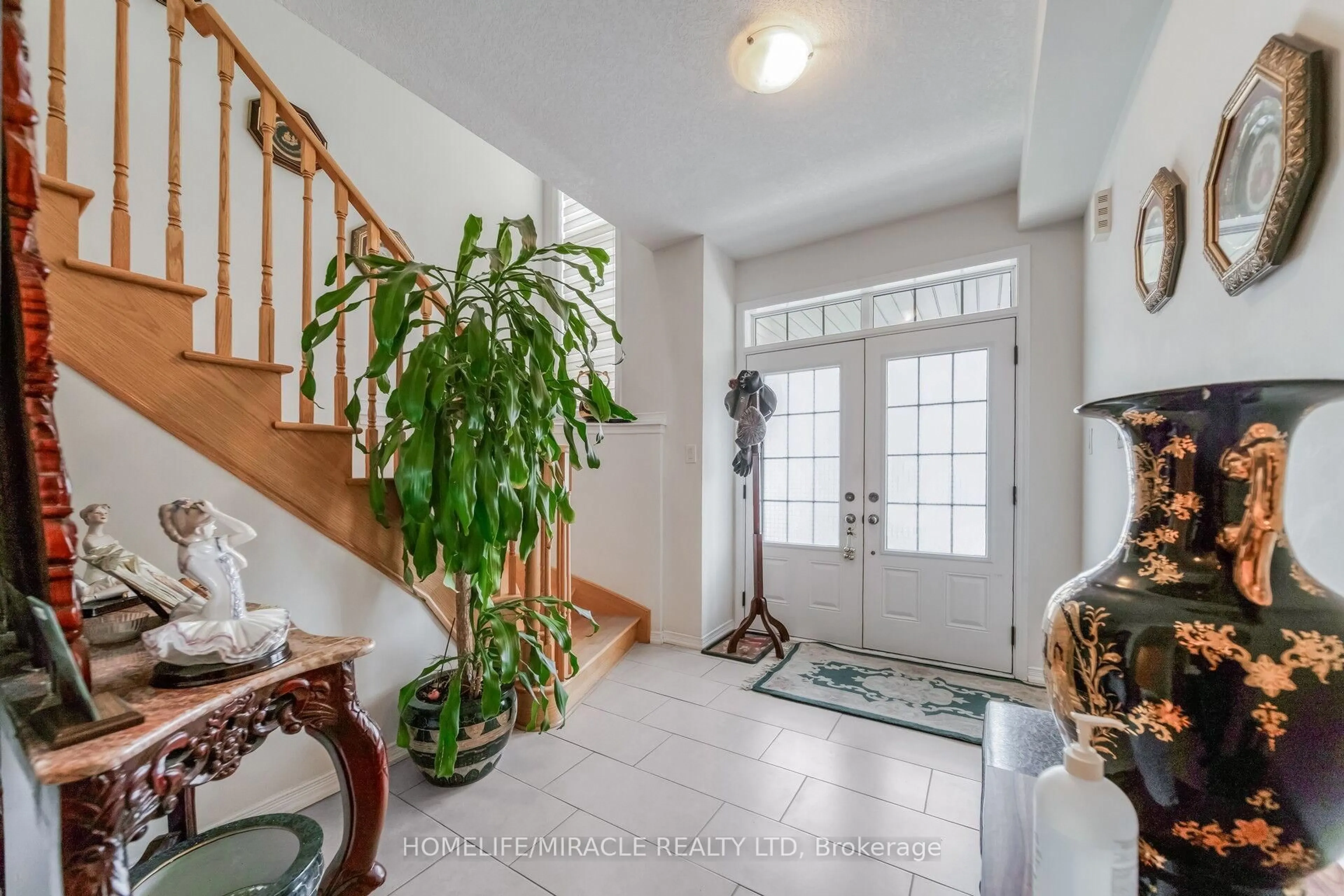 Indoor entryway for 14 Abercrombie Cres, Brampton Ontario L7A 4N1