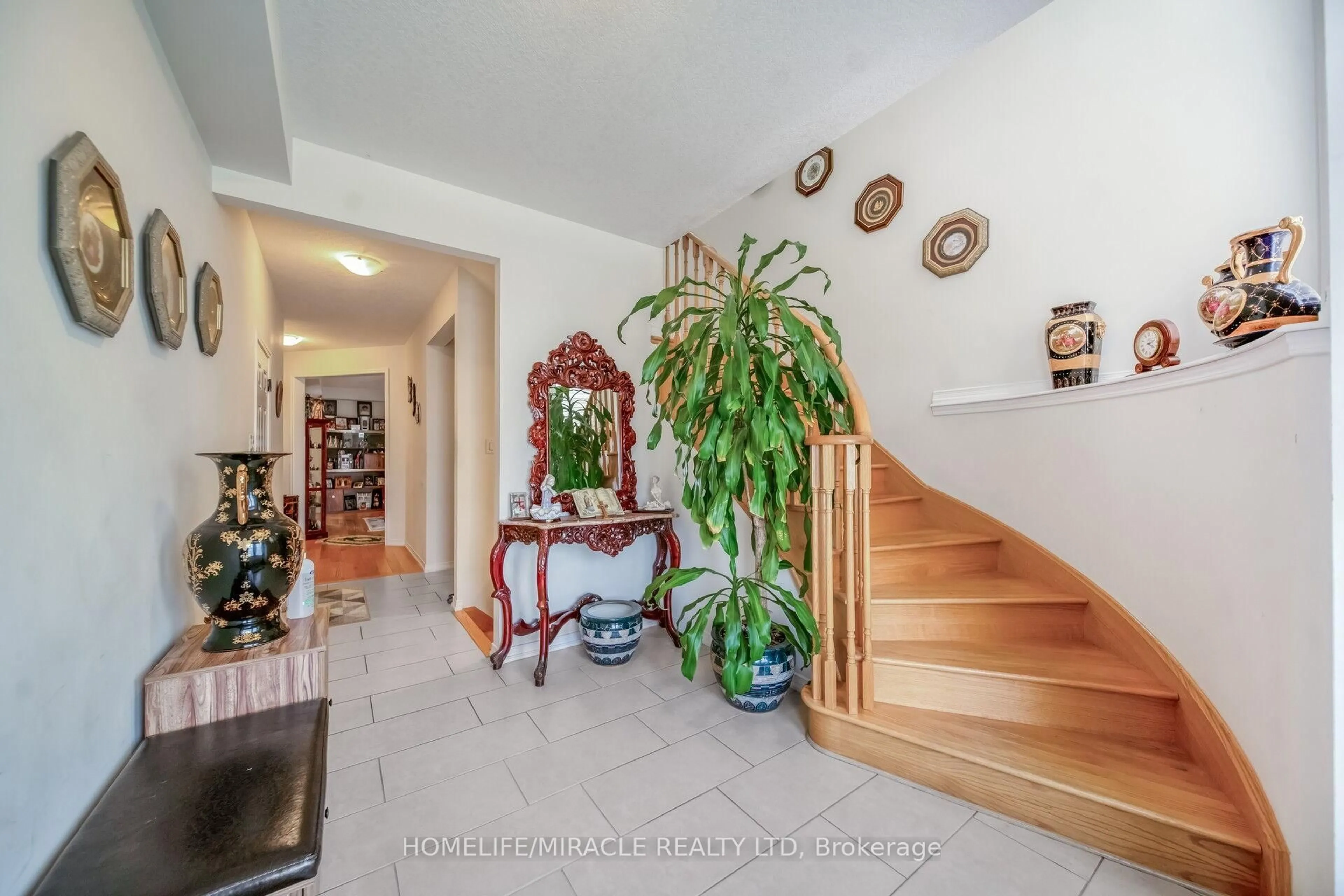 Indoor foyer for 14 Abercrombie Cres, Brampton Ontario L7A 4N1