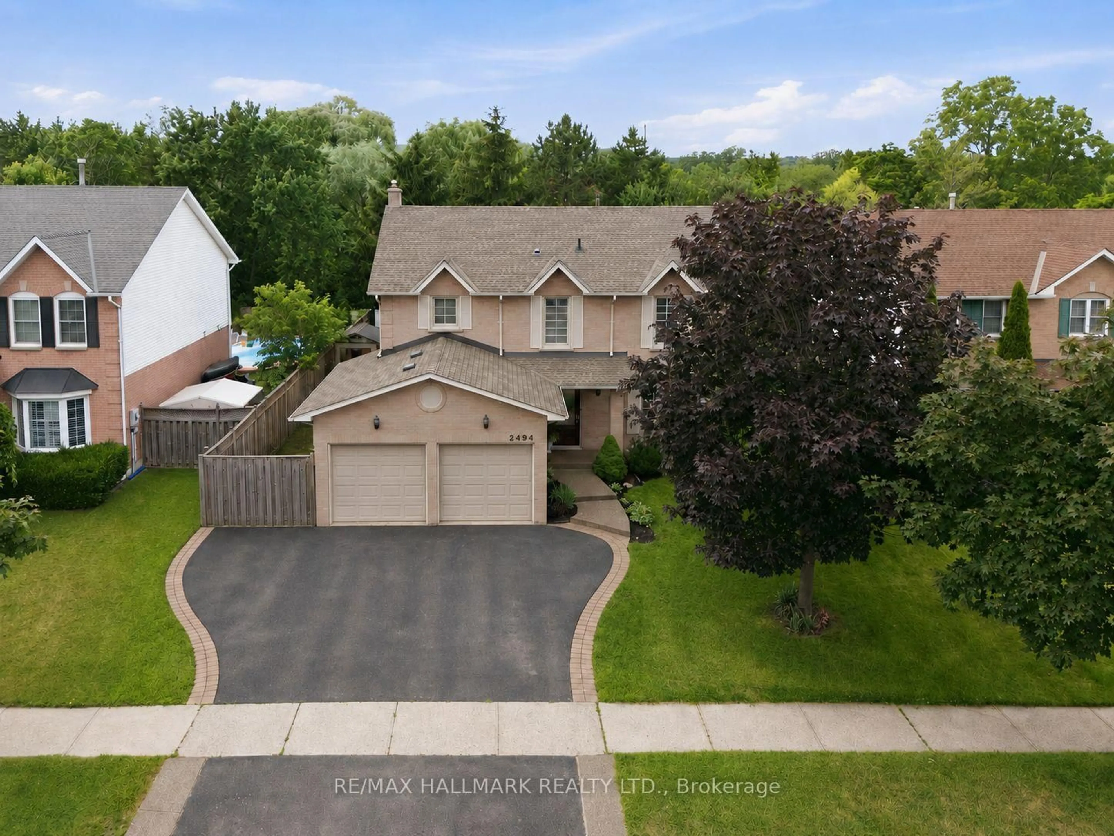 A pic from outside/outdoor area/front of a property/back of a property/a pic from drone, street for 2494 Headon Forest Dr, Burlington Ontario L7M 3Z9