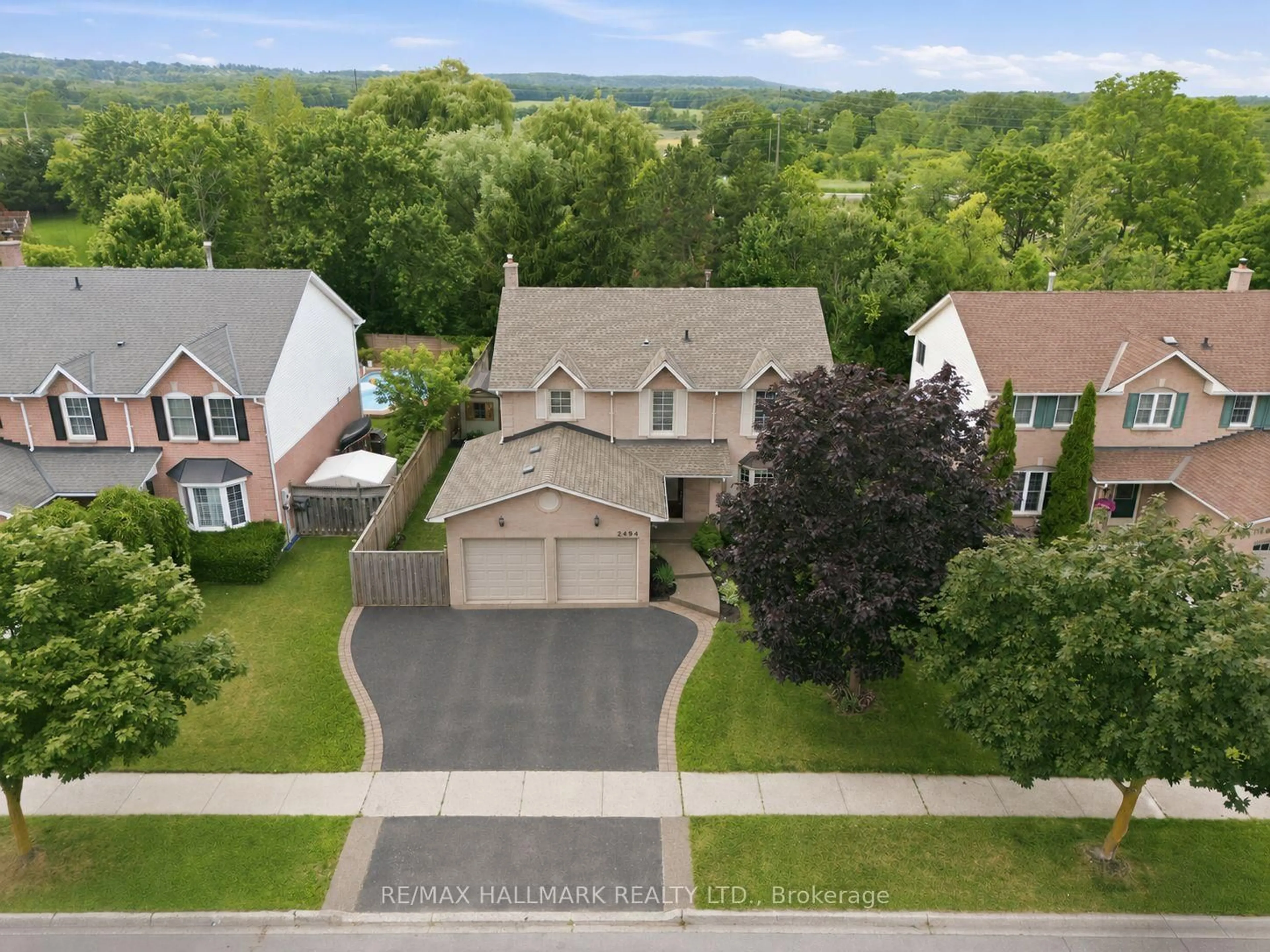 A pic from outside/outdoor area/front of a property/back of a property/a pic from drone, street for 2494 Headon Forest Dr, Burlington Ontario L7M 3Z9