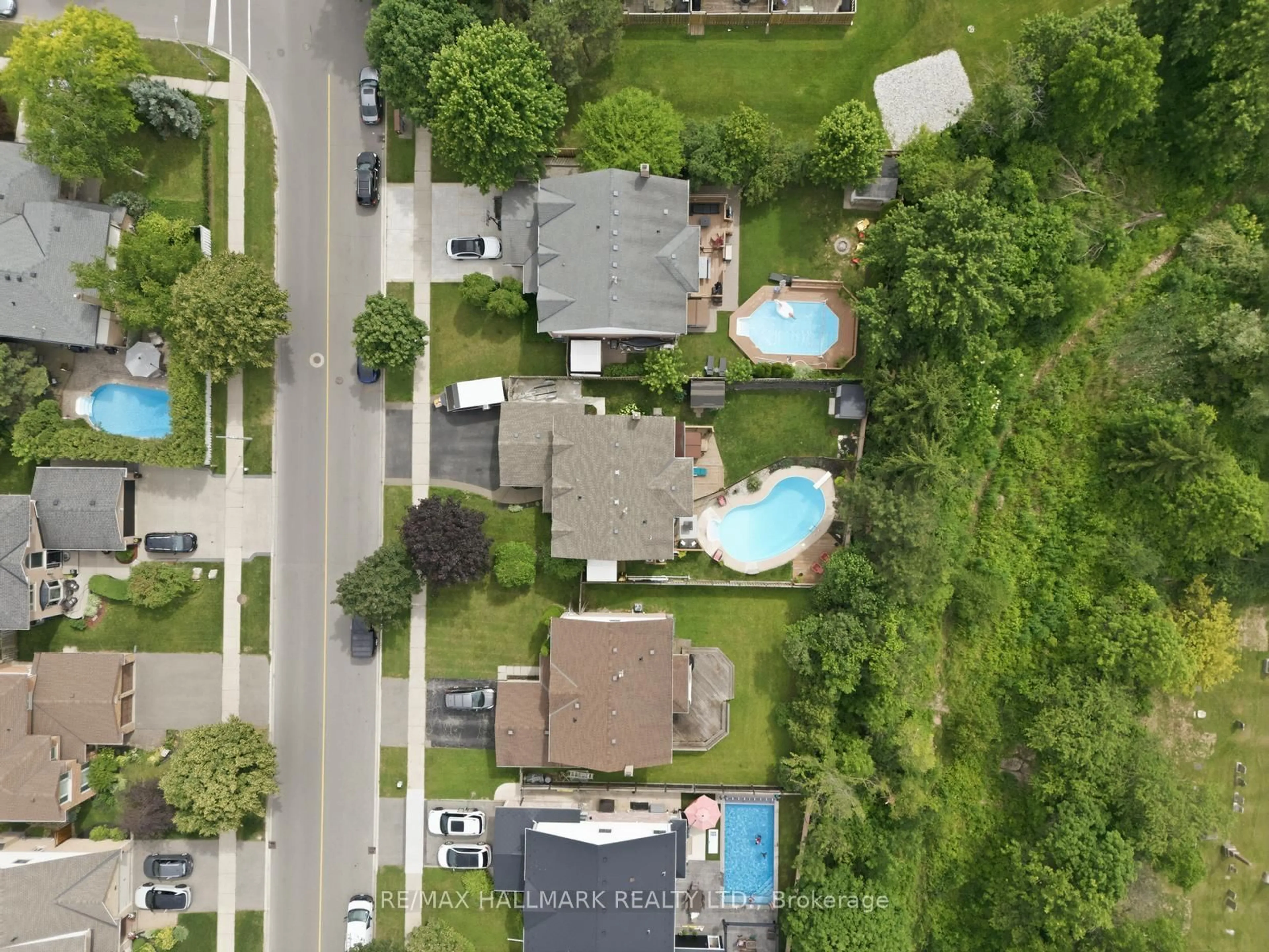 A pic from outside/outdoor area/front of a property/back of a property/a pic from drone, unknown for 2494 Headon Forest Dr, Burlington Ontario L7M 3Z9