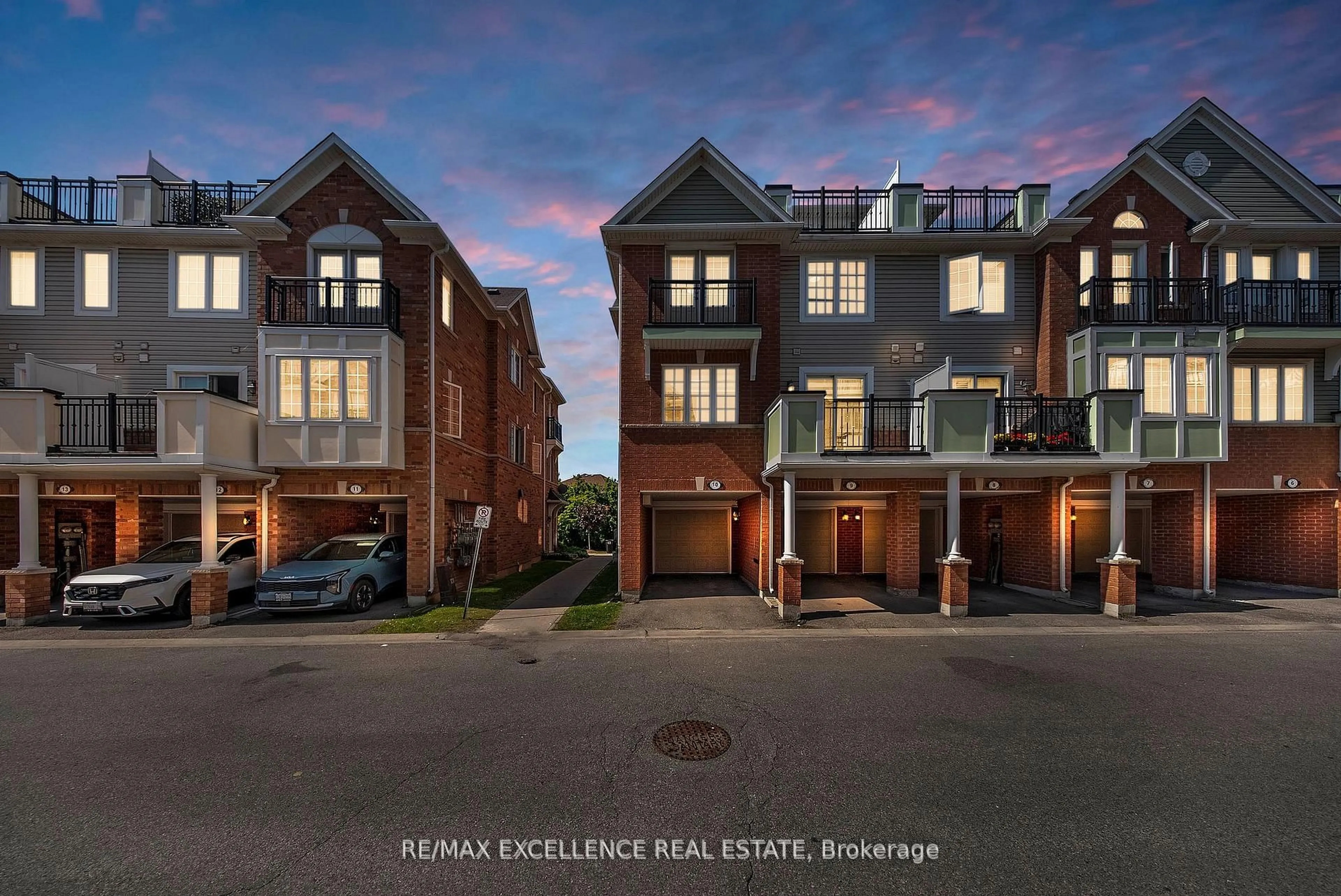 A pic from outside/outdoor area/front of a property/back of a property/a pic from drone, street for 2614 Dashwood Dr #10, Oakville Ontario L6M 0K5