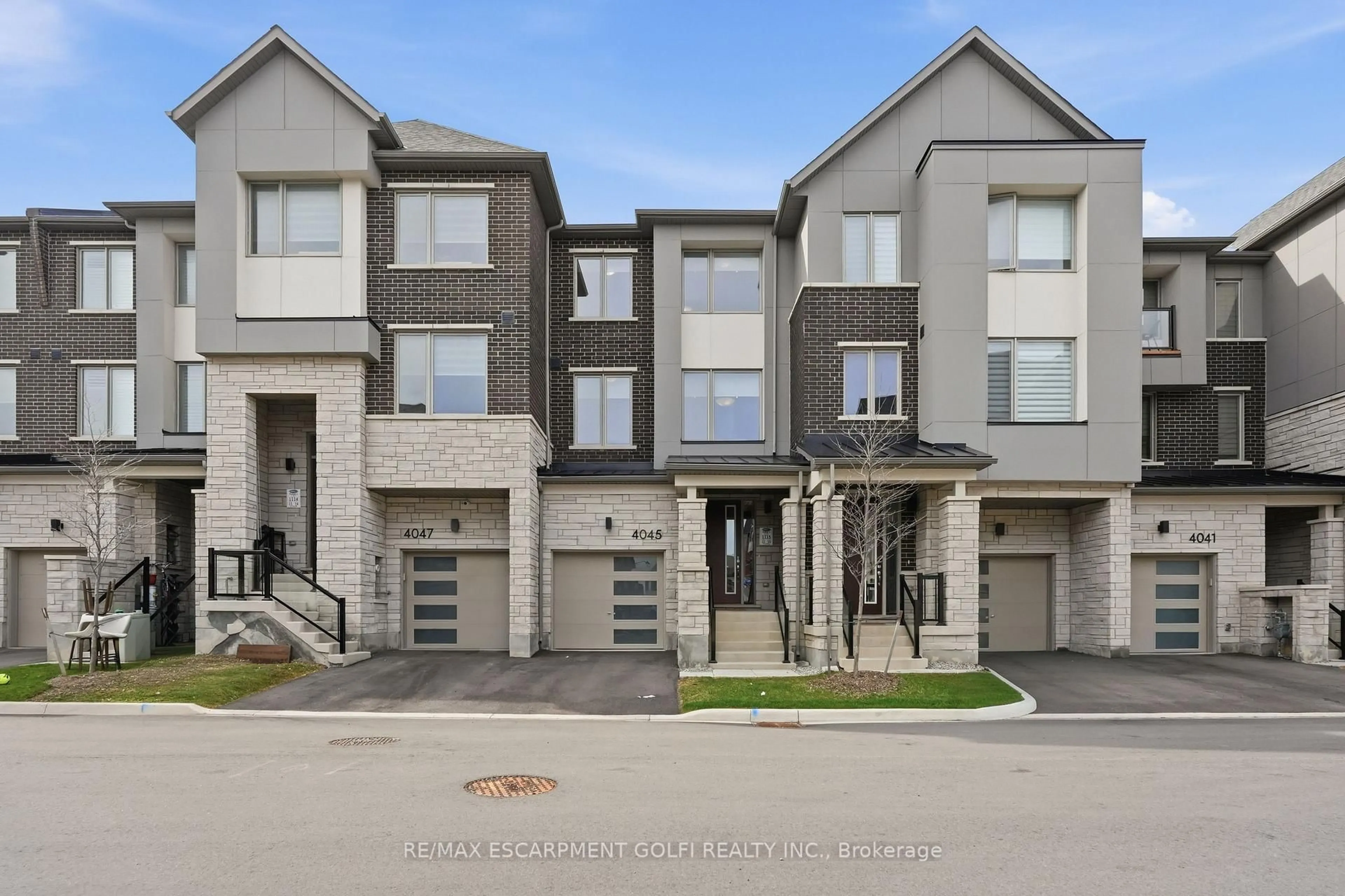 A pic from outside/outdoor area/front of a property/back of a property/a pic from drone, street for 4045 Saida St, Mississauga Ontario L5M 2S8