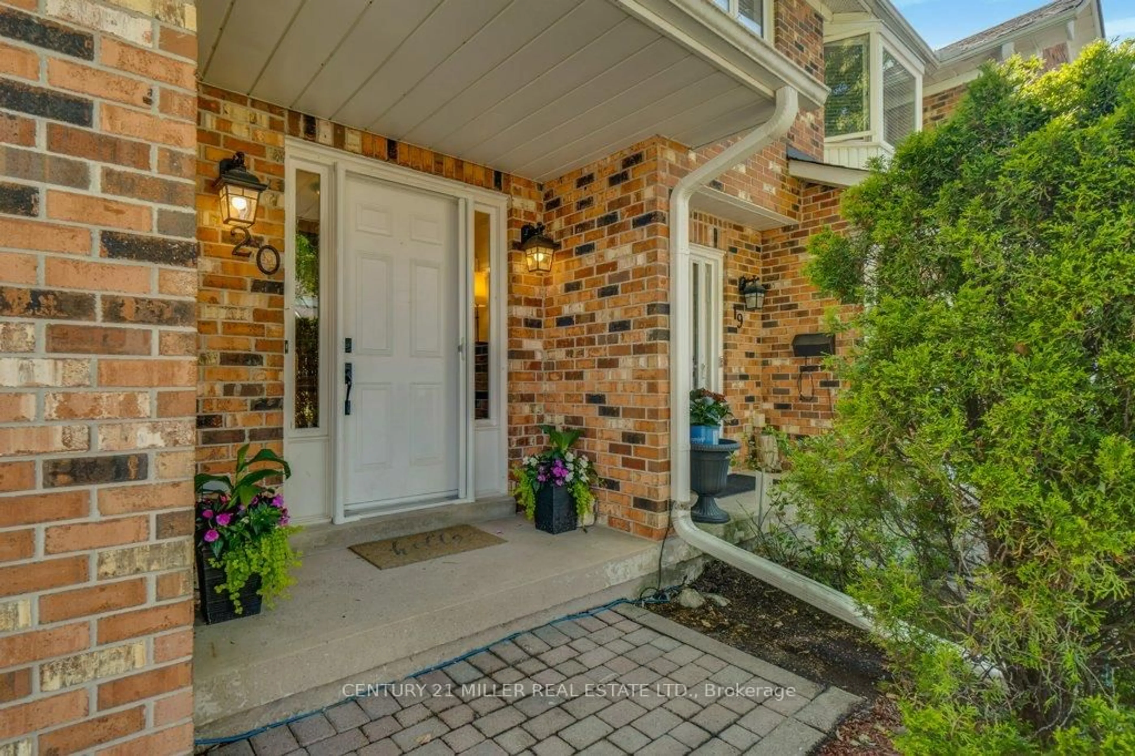 Indoor entryway for 2230 Walkers Line #20, Burlington Ontario L7M 3Y8