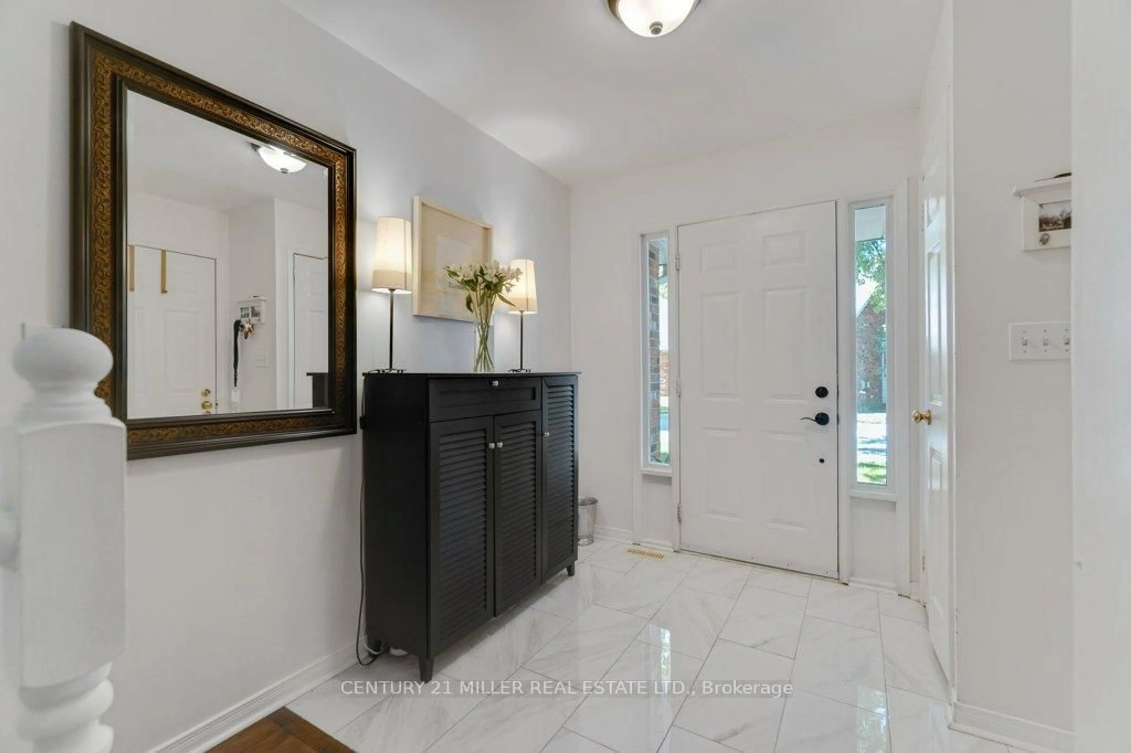 Indoor entryway for 2230 Walkers Line #20, Burlington Ontario L7M 3Y8
