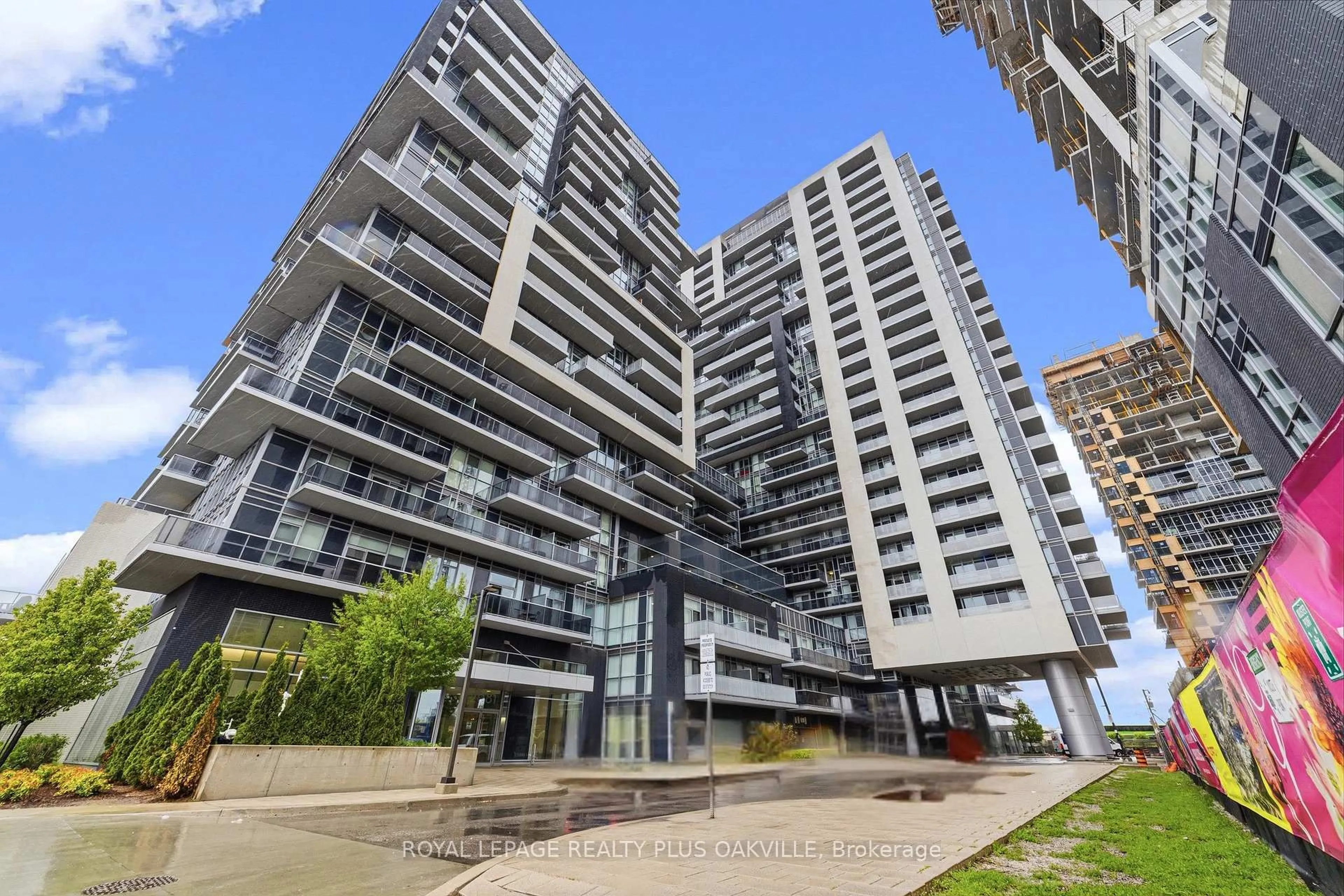 A pic from outside/outdoor area/front of a property/back of a property/a pic from drone, building for 2087 Fairview St #2207, Burlington Ontario L7R 0E5