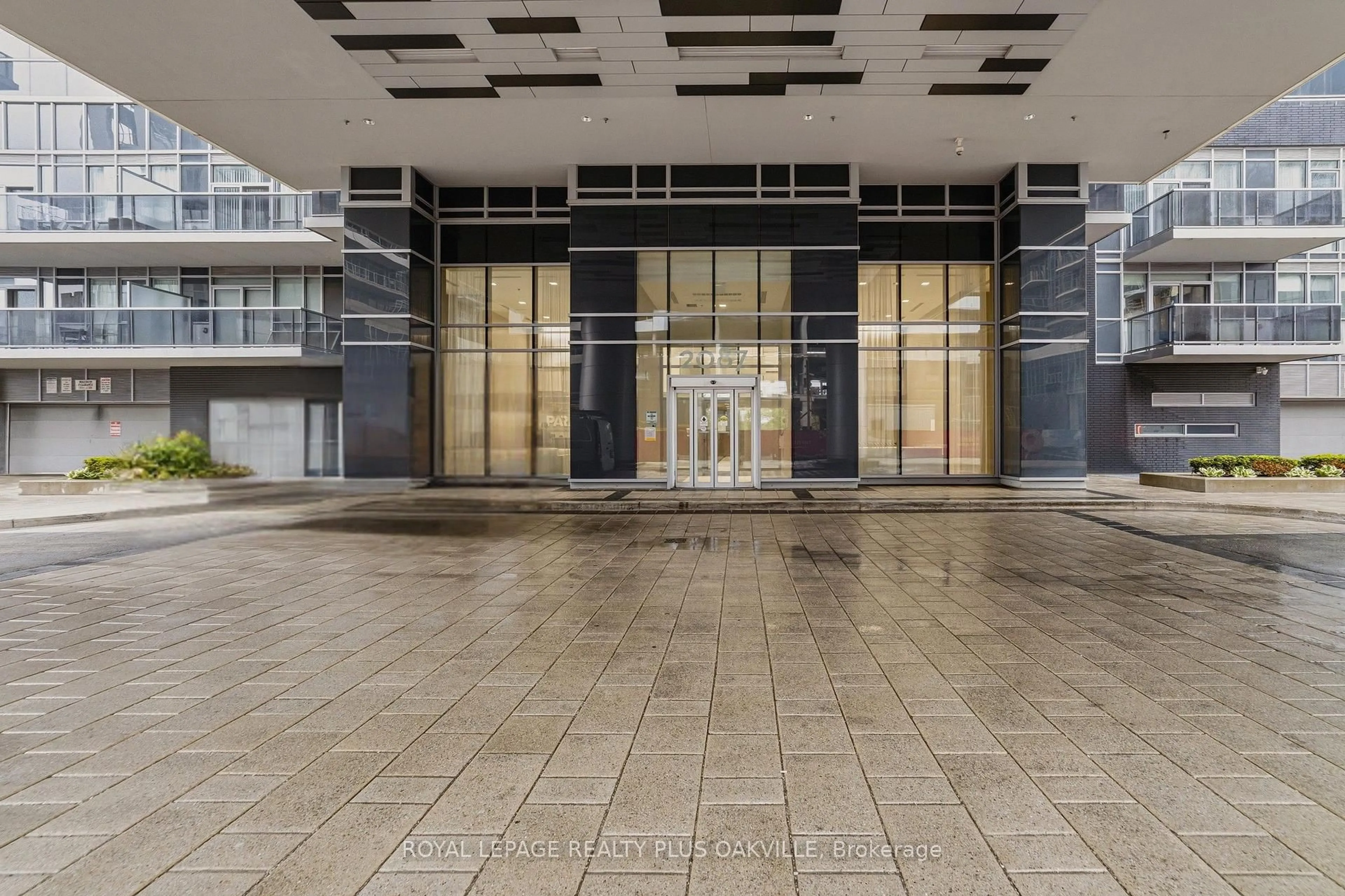 Indoor foyer for 2087 Fairview St #2207, Burlington Ontario L7R 0E5