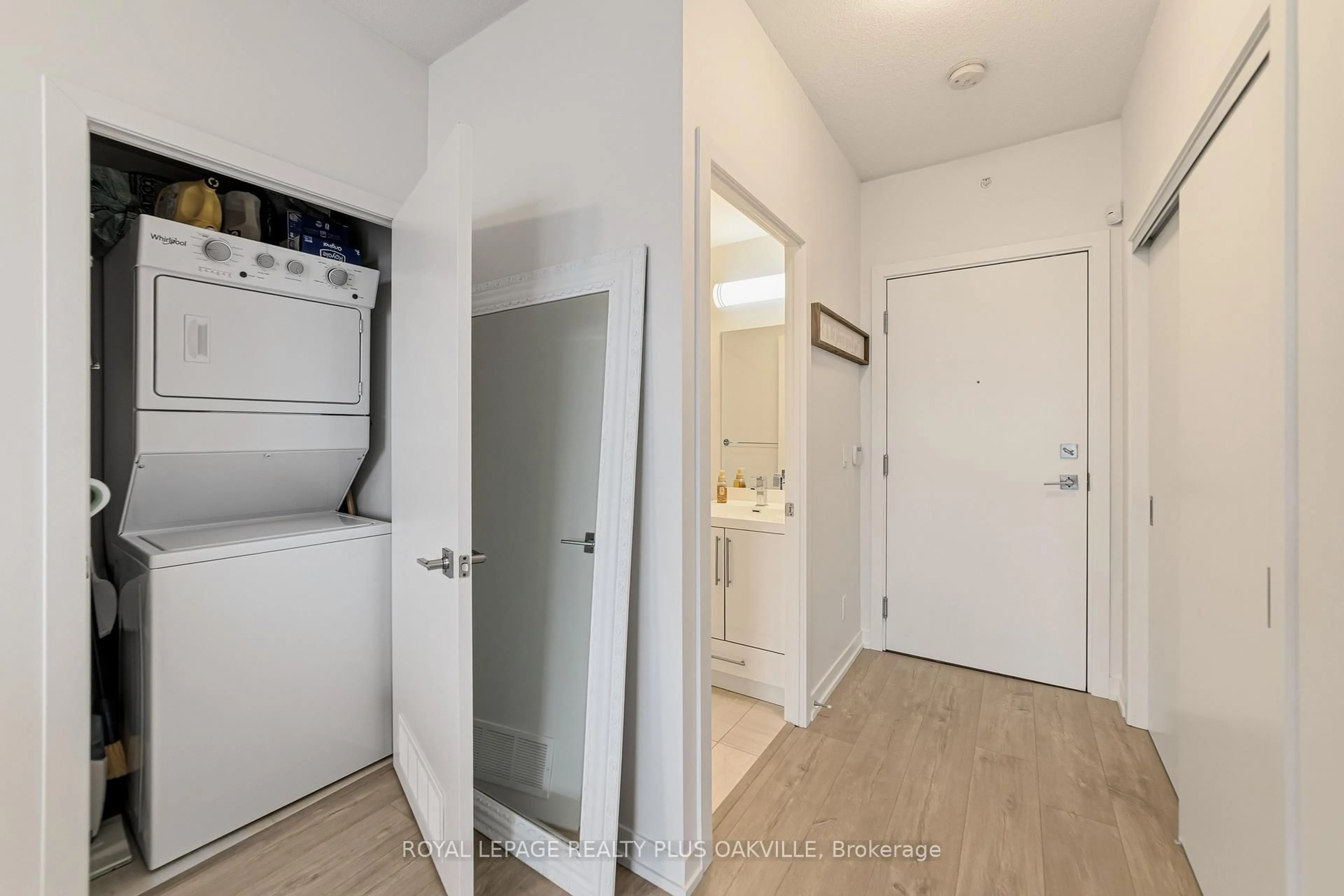 Unknown for 2087 Fairview St #2207, Burlington Ontario L7R 0E5