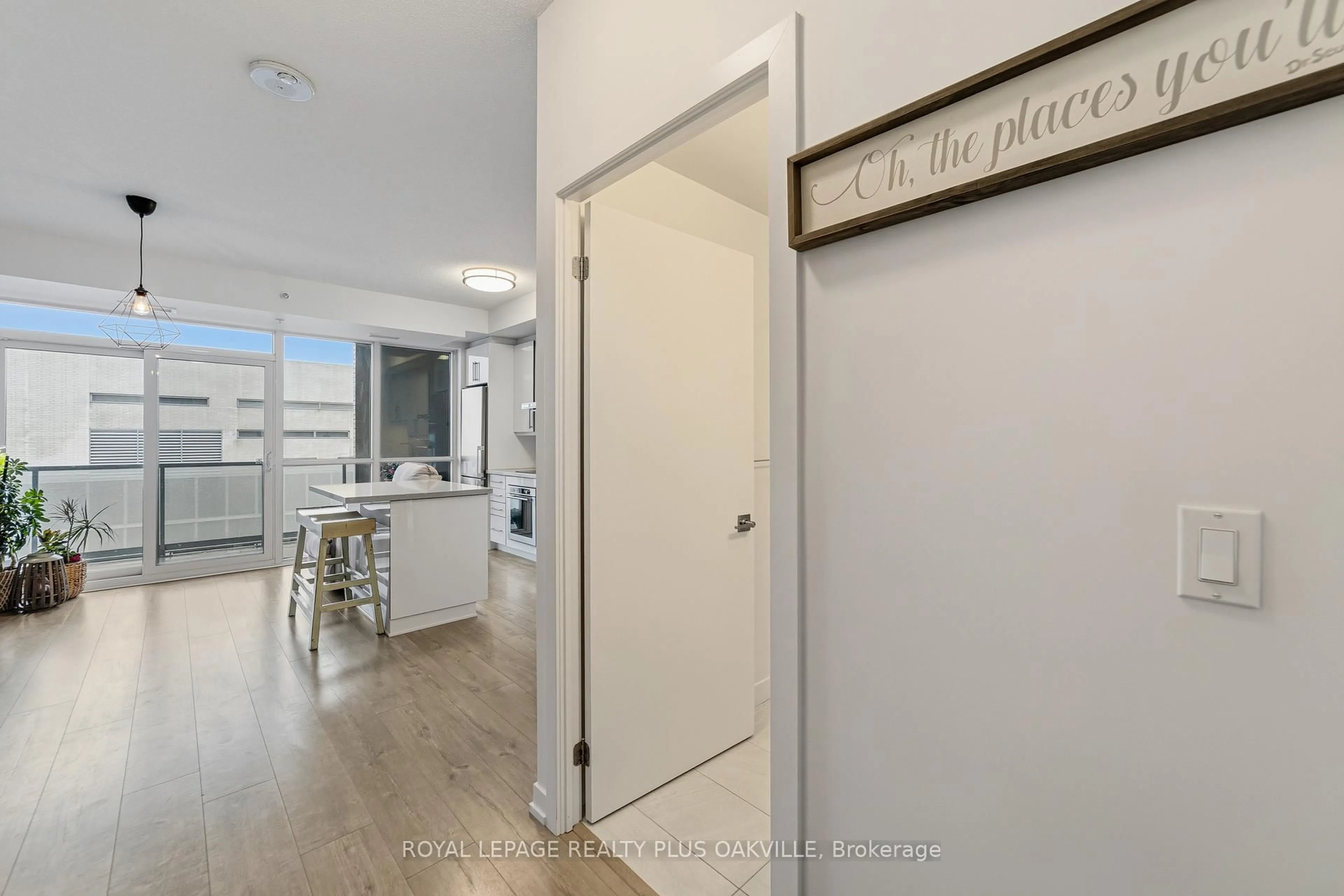 Indoor entryway for 2087 Fairview St #2207, Burlington Ontario L7R 0E5