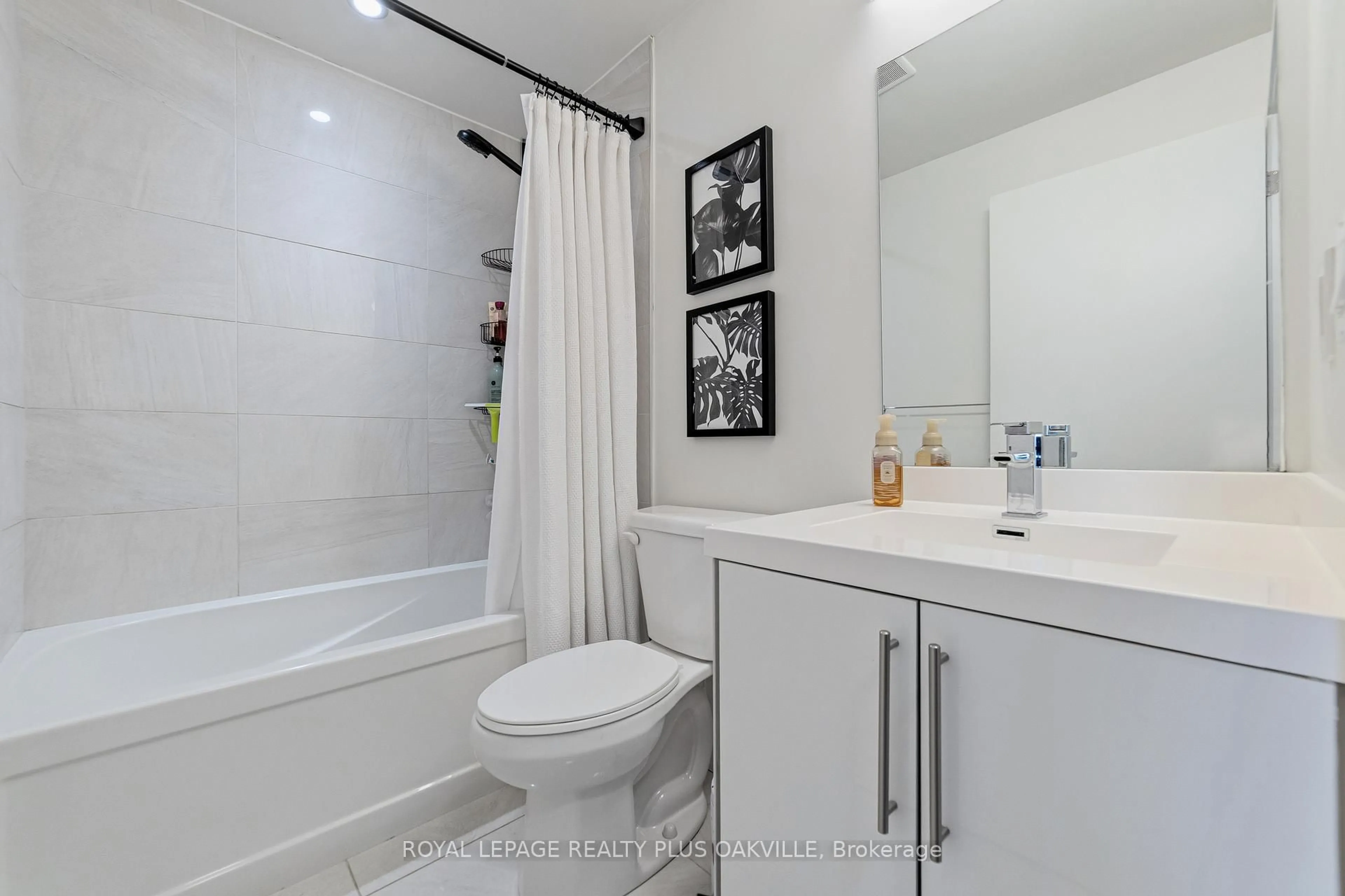 Standard bathroom, ceramic/tile floor for 2087 Fairview St #2207, Burlington Ontario L7R 0E5