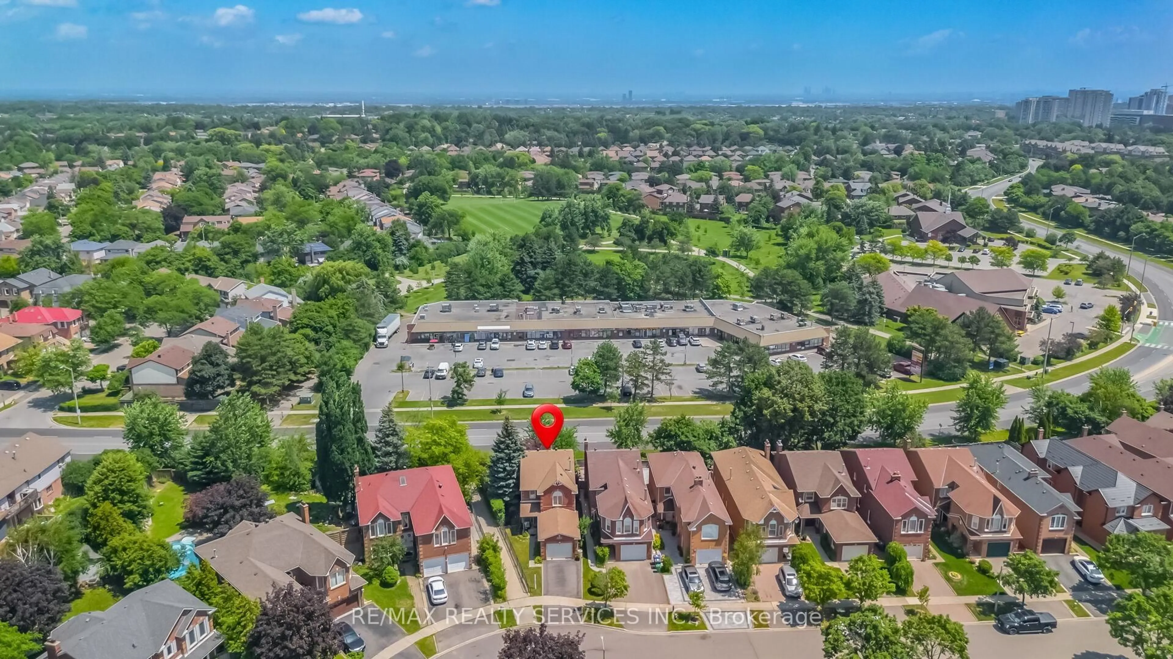 A pic from outside/outdoor area/front of a property/back of a property/a pic from drone, city buildings view from balcony for 76 Leeward Dr, Brampton Ontario L6S 5V8