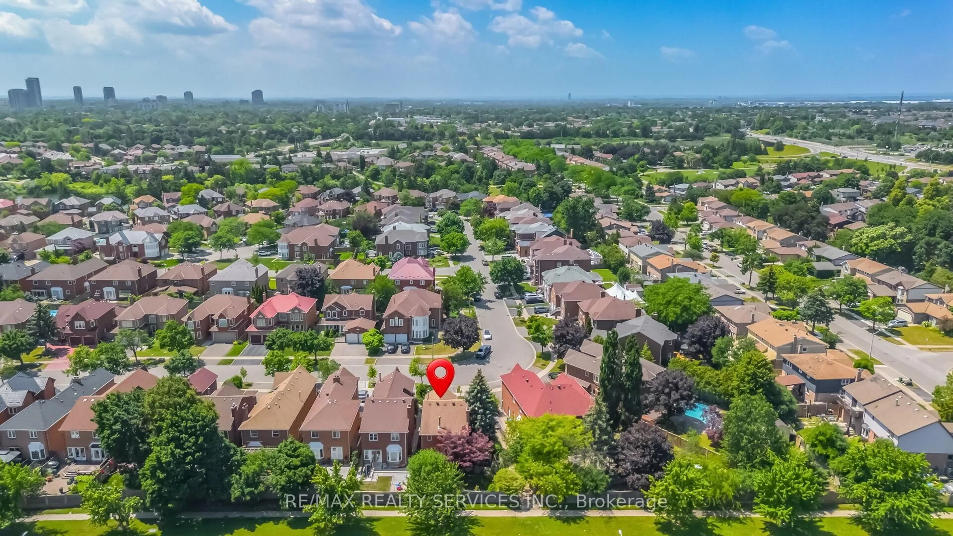 A pic from outside/outdoor area/front of a property/back of a property/a pic from drone, city buildings view from balcony for 76 Leeward Dr, Brampton Ontario L6S 5V8