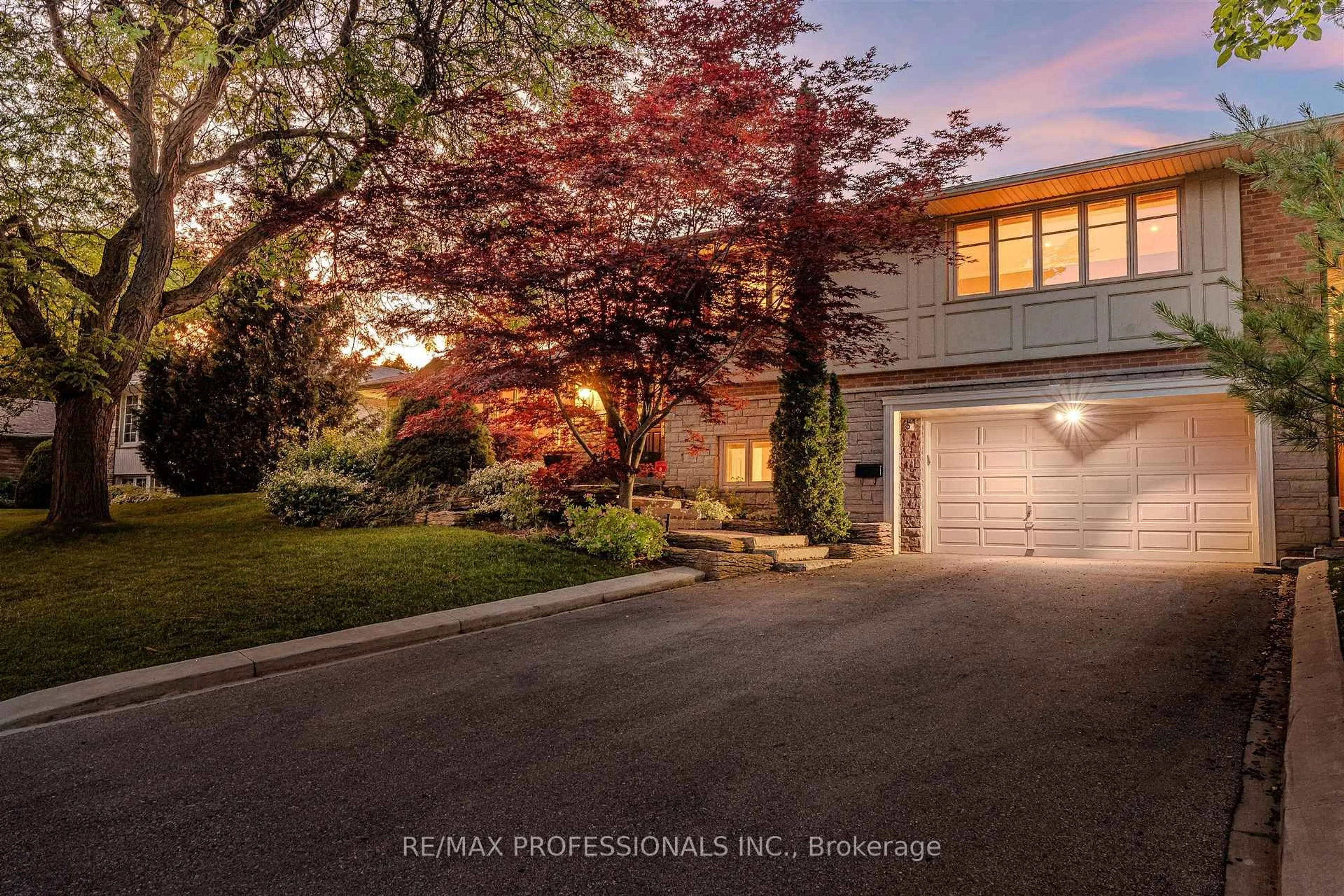 A pic from outside/outdoor area/front of a property/back of a property/a pic from drone, street for 28 Aylesbury Rd, Toronto Ontario M9A 2M5