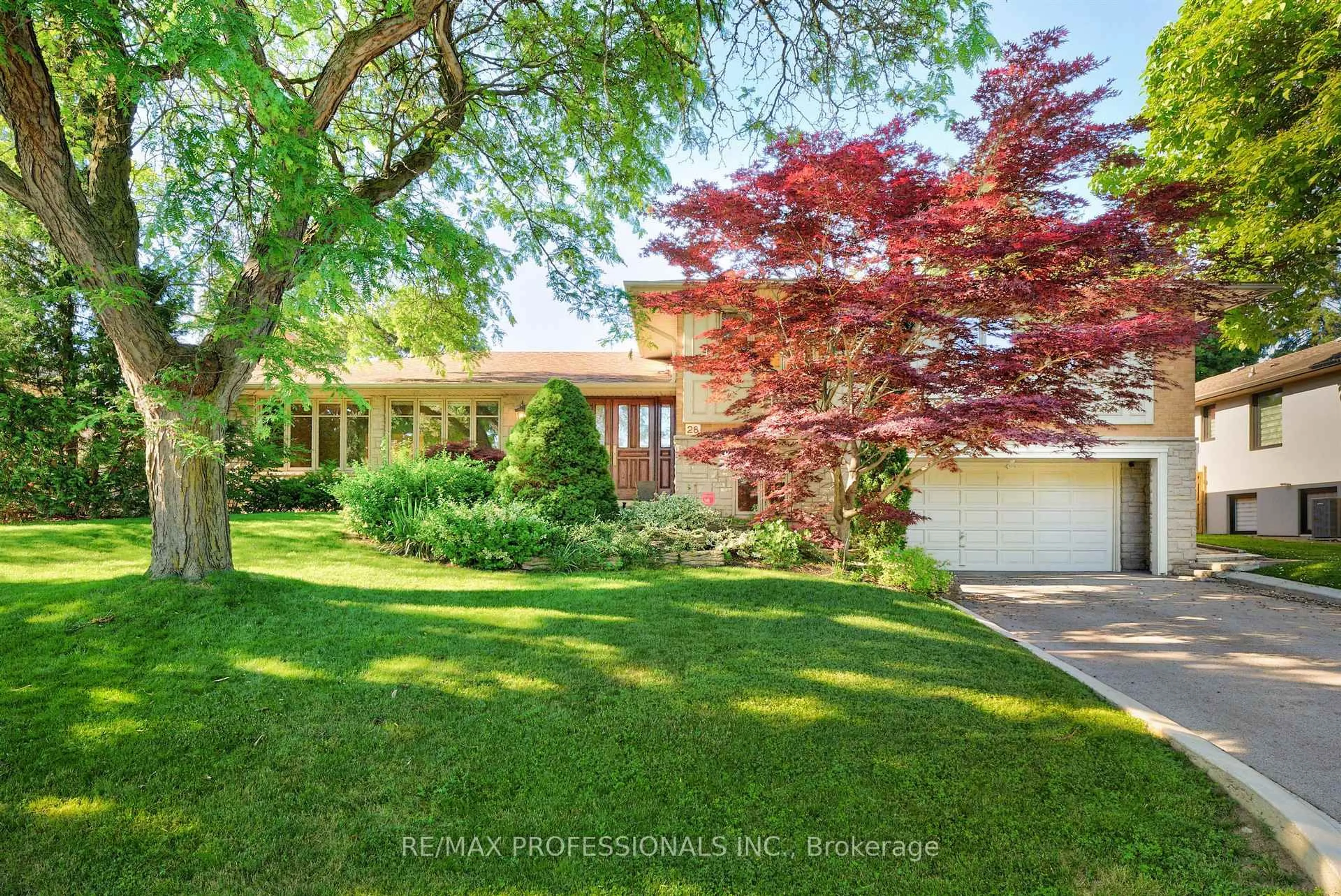 A pic from outside/outdoor area/front of a property/back of a property/a pic from drone, street for 28 Aylesbury Rd, Toronto Ontario M9A 2M5