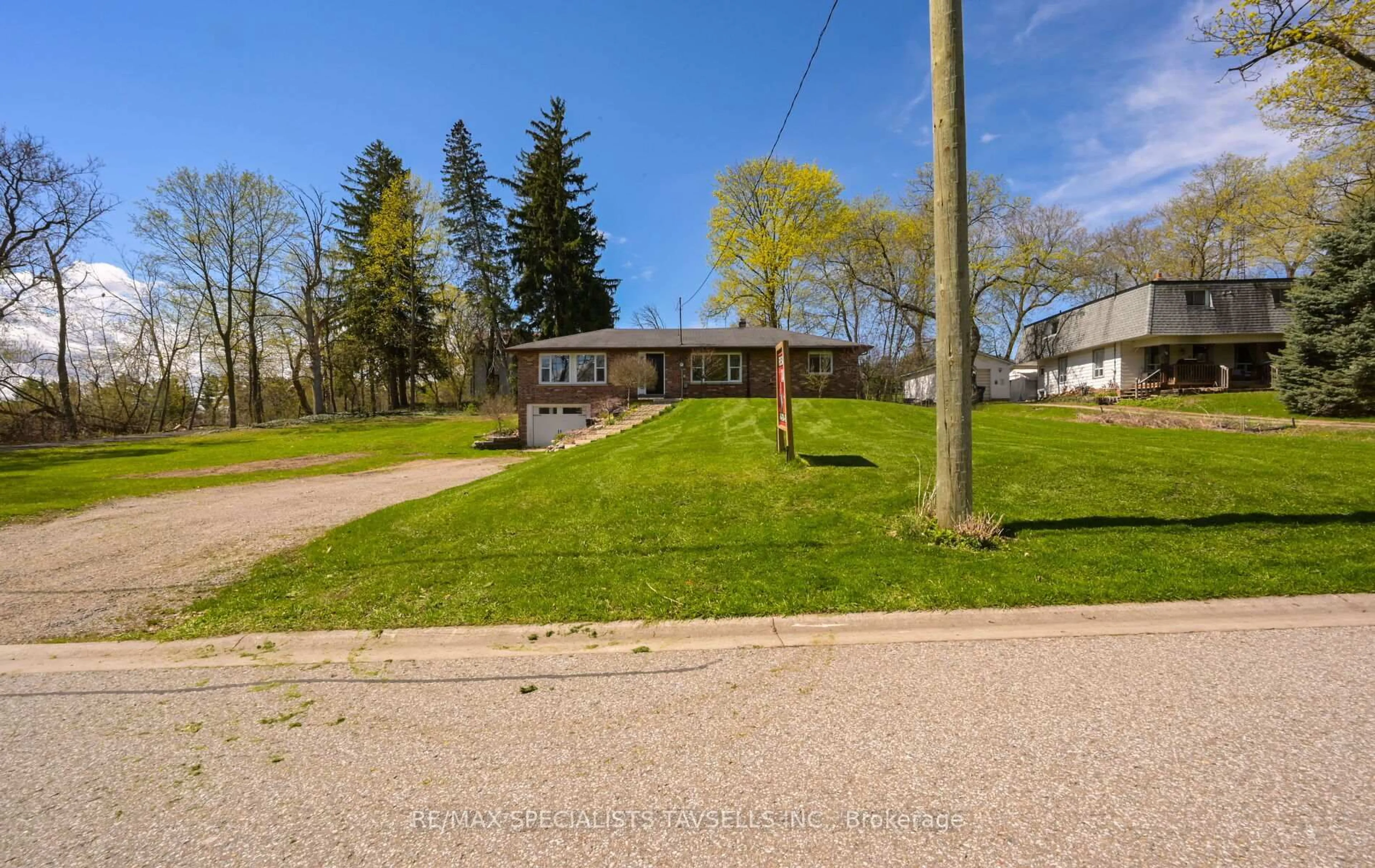 A pic from outside/outdoor area/front of a property/back of a property/a pic from drone, street for 10 Victoria St, Caledon Ontario L7C 1G7