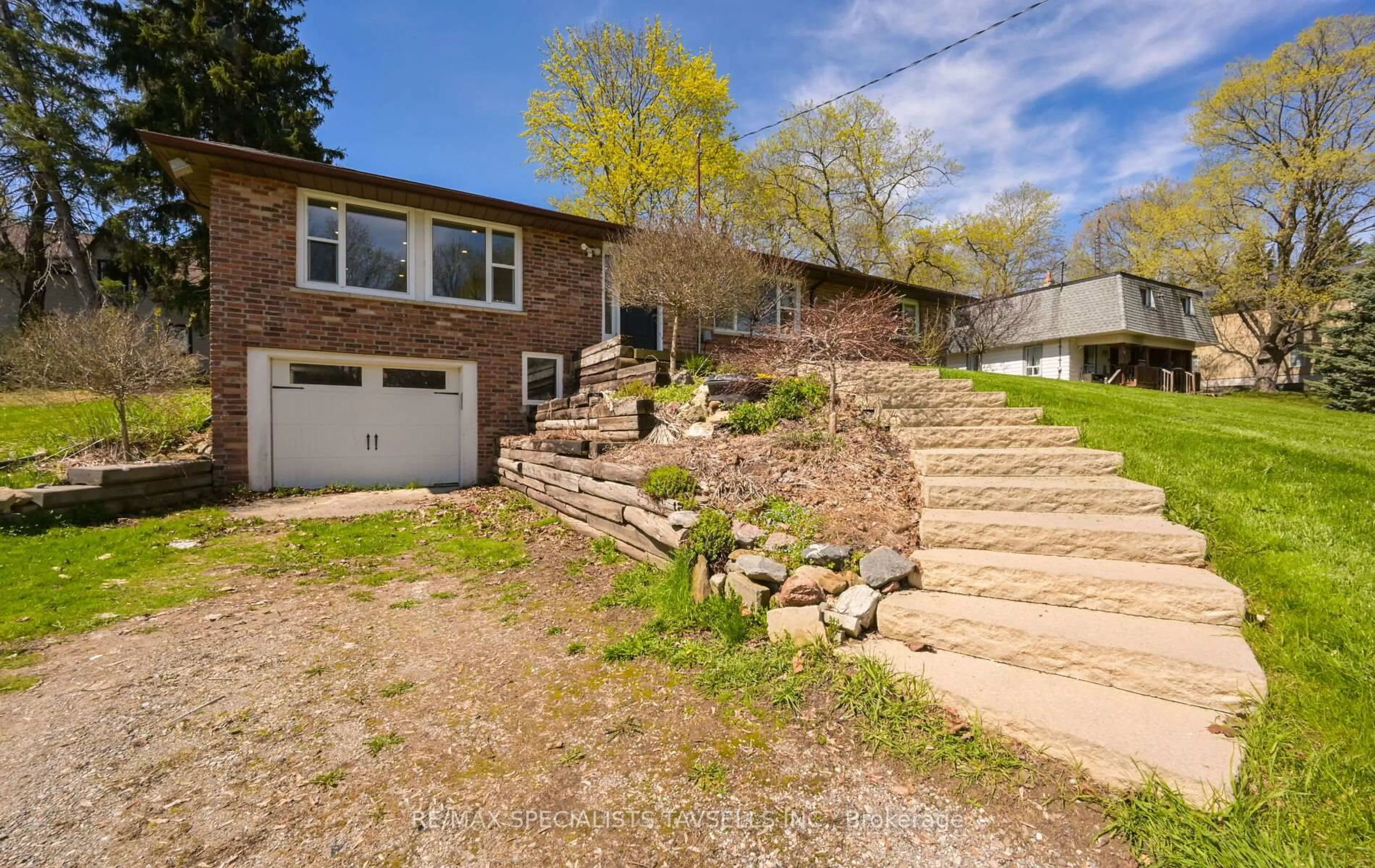 A pic from outside/outdoor area/front of a property/back of a property/a pic from drone, street for 10 Victoria St, Caledon Ontario L7C 1G7