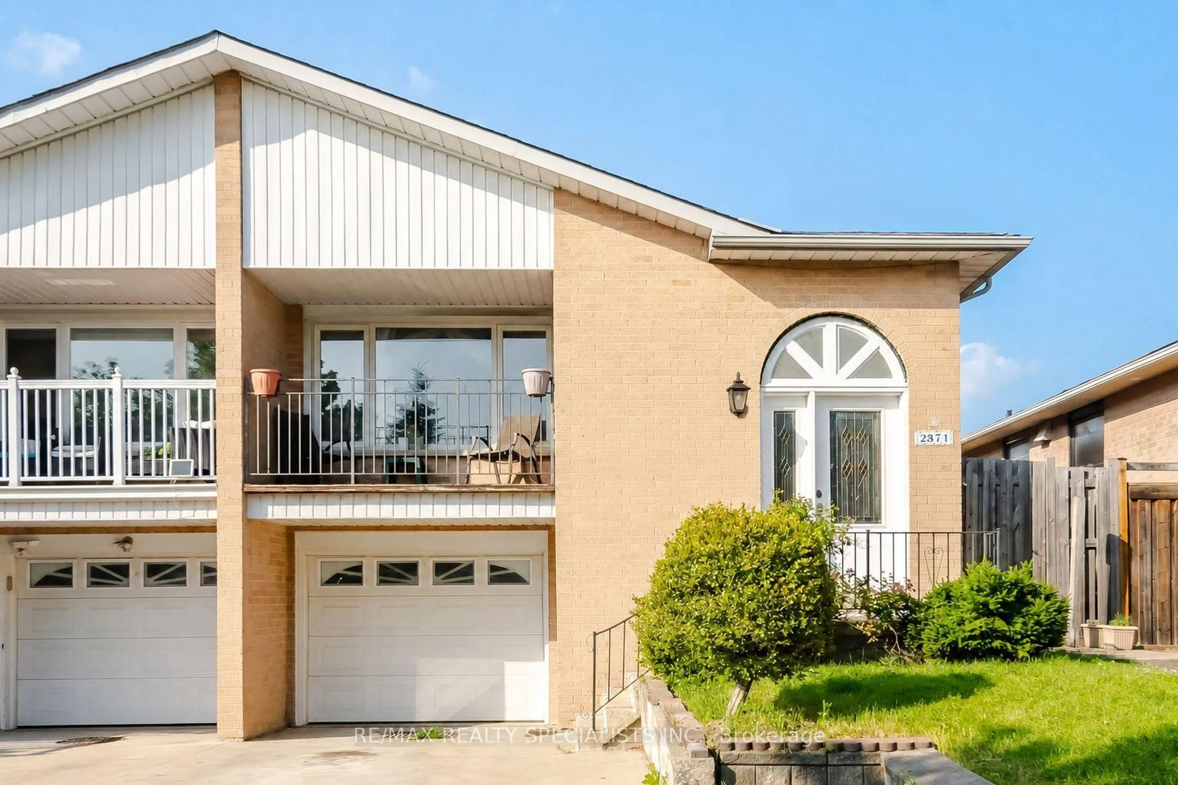 Home with vinyl exterior material, street for 2571 Trident Ave, Mississauga Ontario L5B 2L3