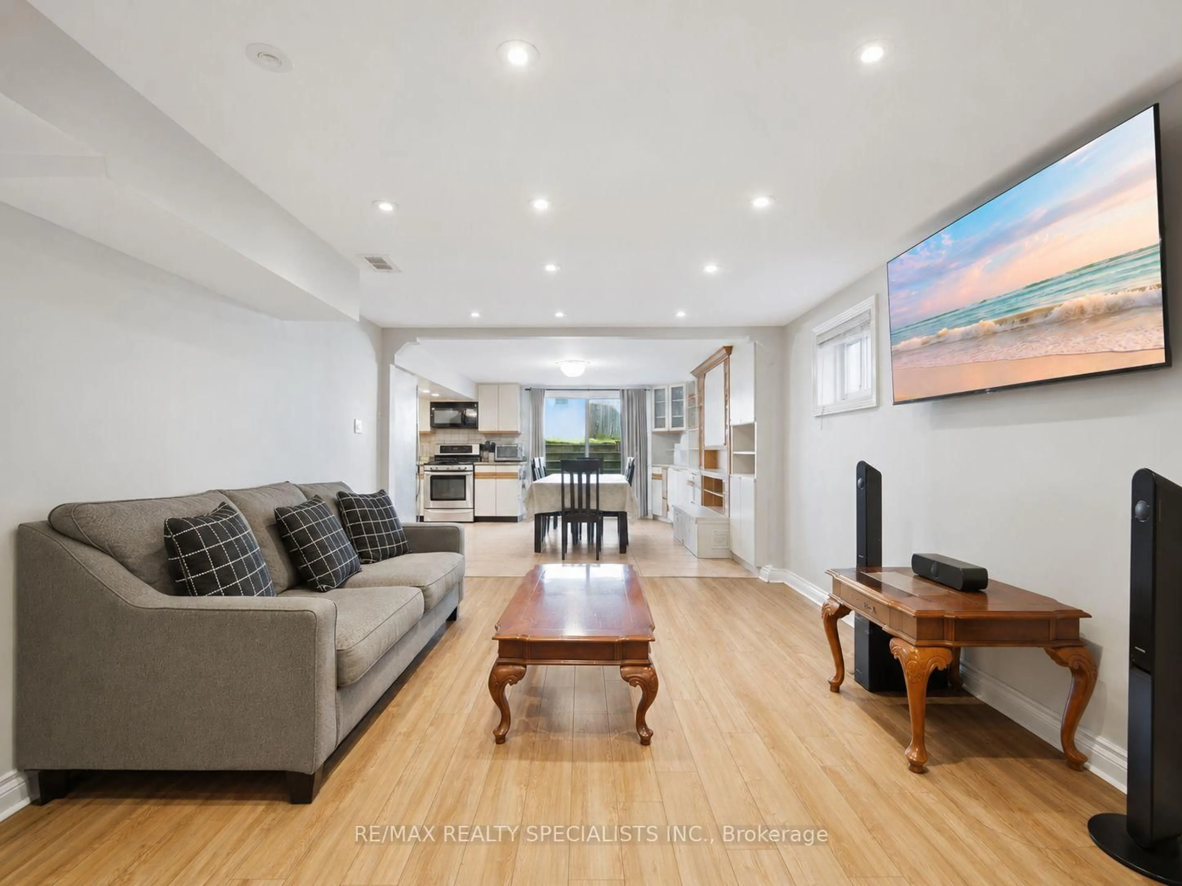 Living room with furniture, wood/laminate floor for 2571 Trident Ave, Mississauga Ontario L5B 2L3
