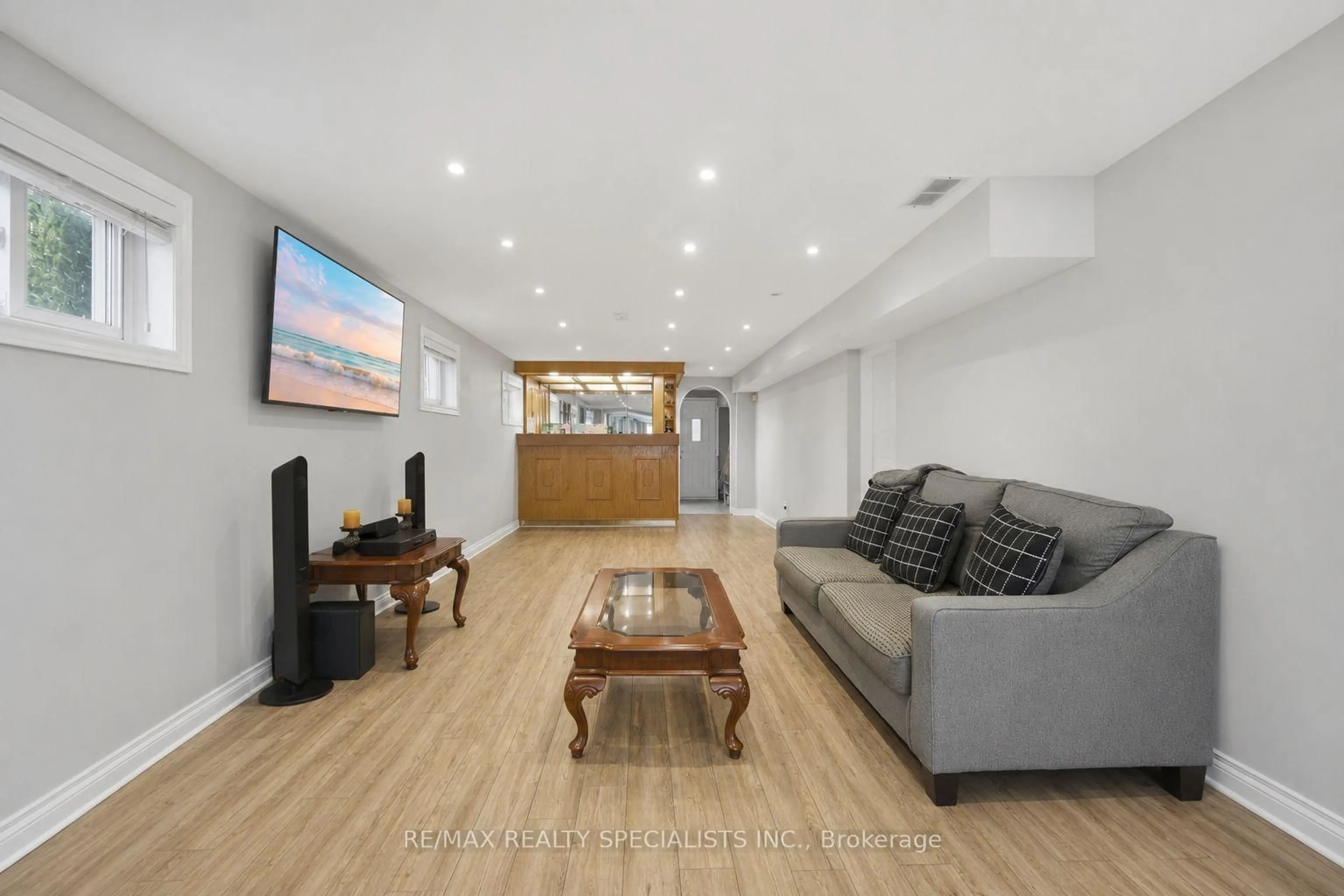 Unknown for 2571 Trident Ave, Mississauga Ontario L5B 2L3