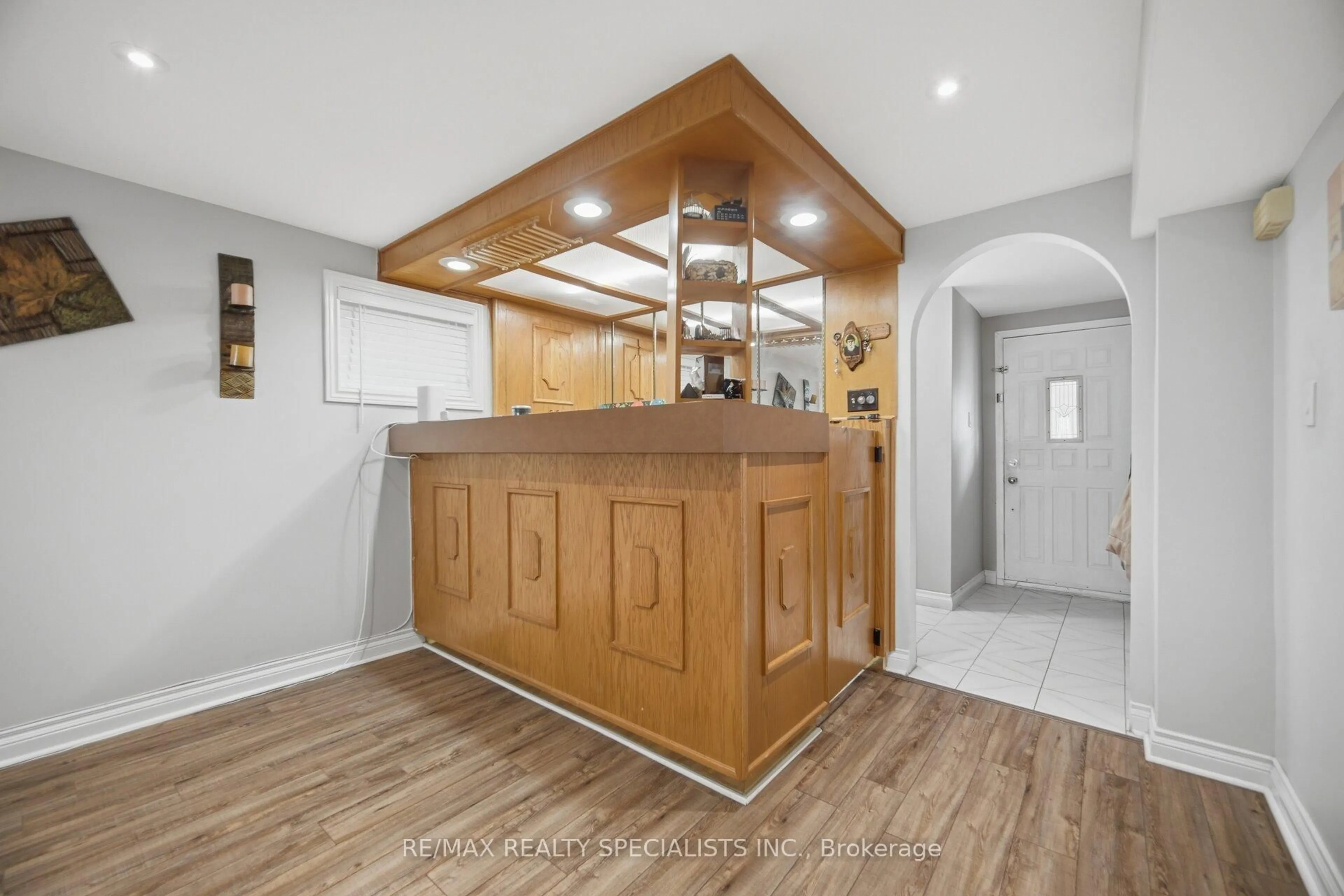 Unknown for 2571 Trident Ave, Mississauga Ontario L5B 2L3