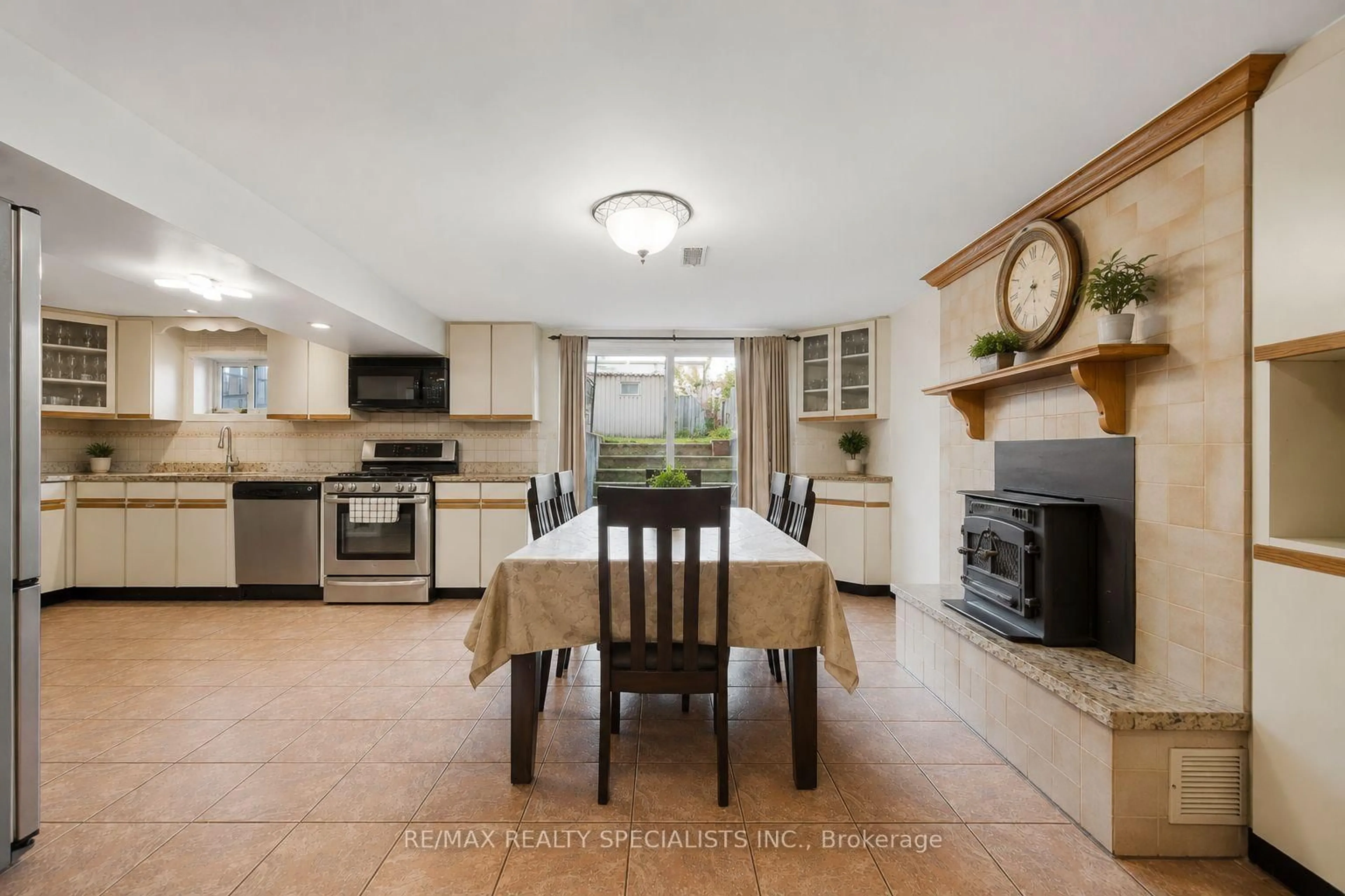 Open concept kitchen, ceramic/tile floor for 2571 Trident Ave, Mississauga Ontario L5B 2L3