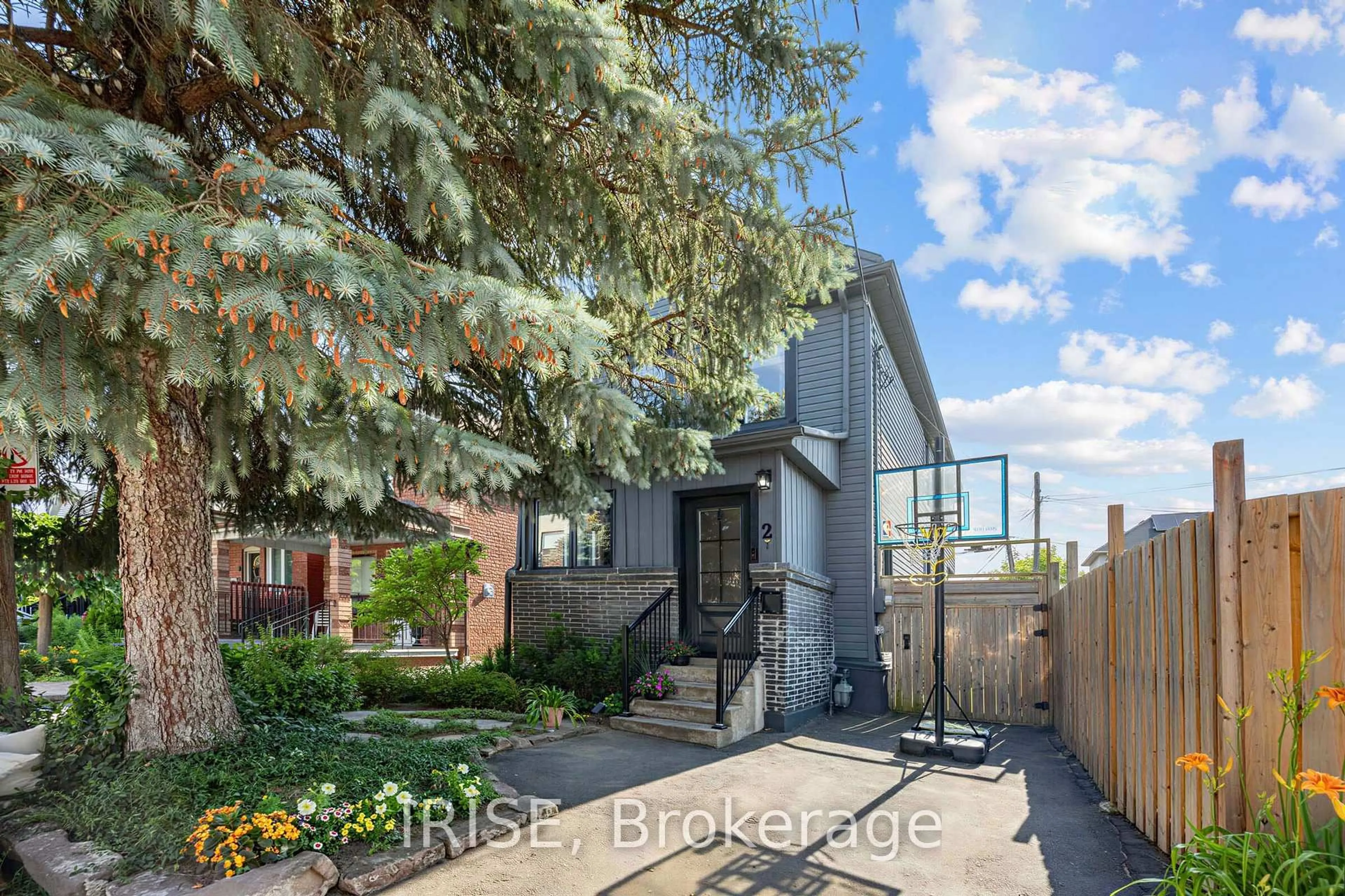 A pic from outside/outdoor area/front of a property/back of a property/a pic from drone, street for 2 Beechwood Ave, Toronto Ontario M6N 4T1