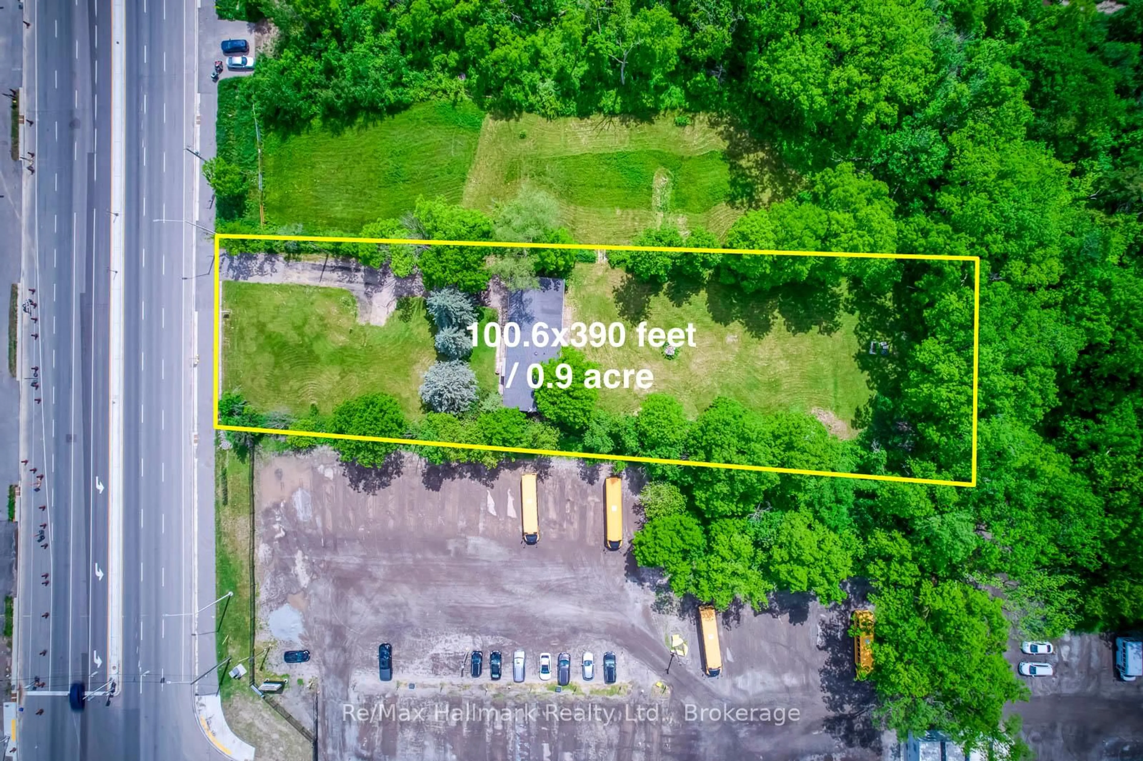A pic from outside/outdoor area/front of a property/back of a property/a pic from drone, unknown for 5371 Dundas St, Burlington Ontario L7R 3X4