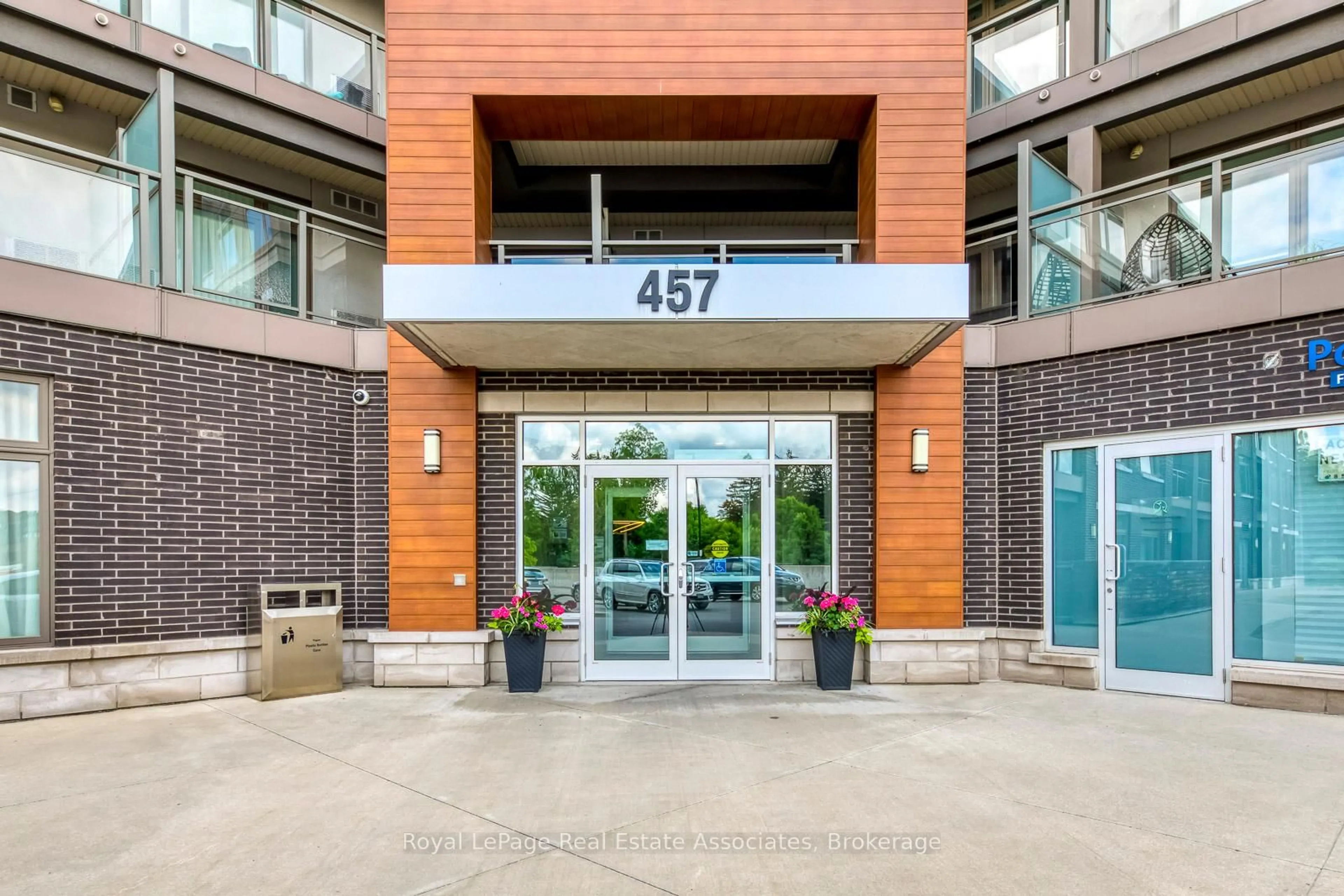 Indoor foyer for 457 Plains Rd #324, Burlington Ontario L7T 1H1