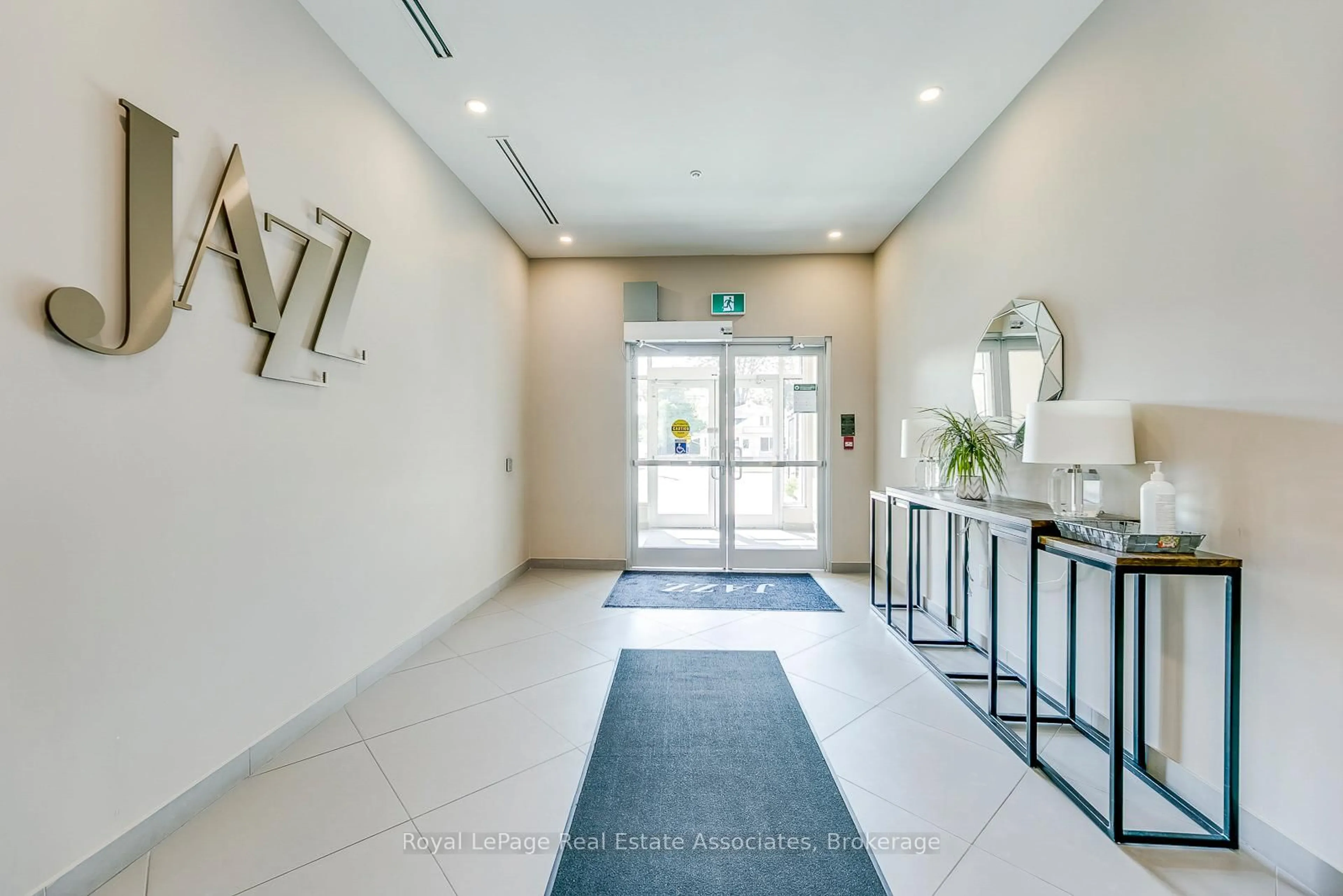 Indoor foyer for 457 Plains Rd #324, Burlington Ontario L7T 1H1