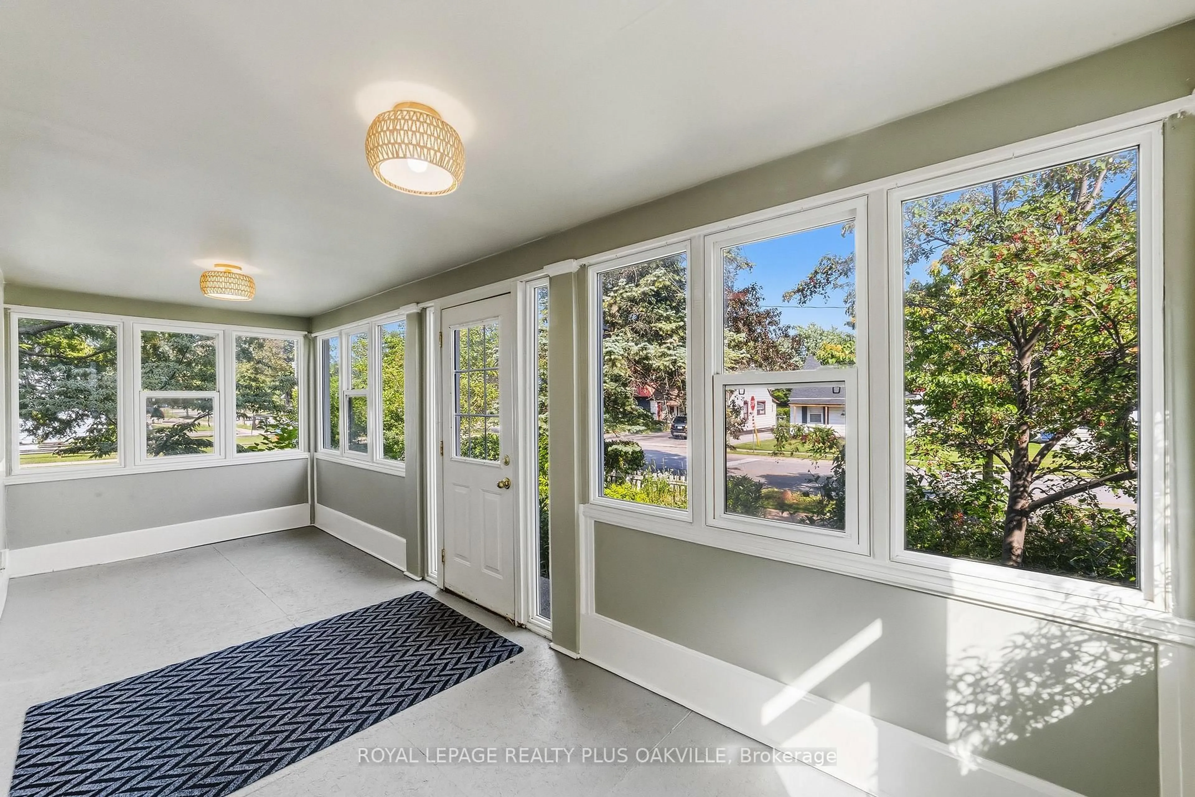 Indoor entryway for 47 Stewart St, Oakville Ontario L6K 1X6