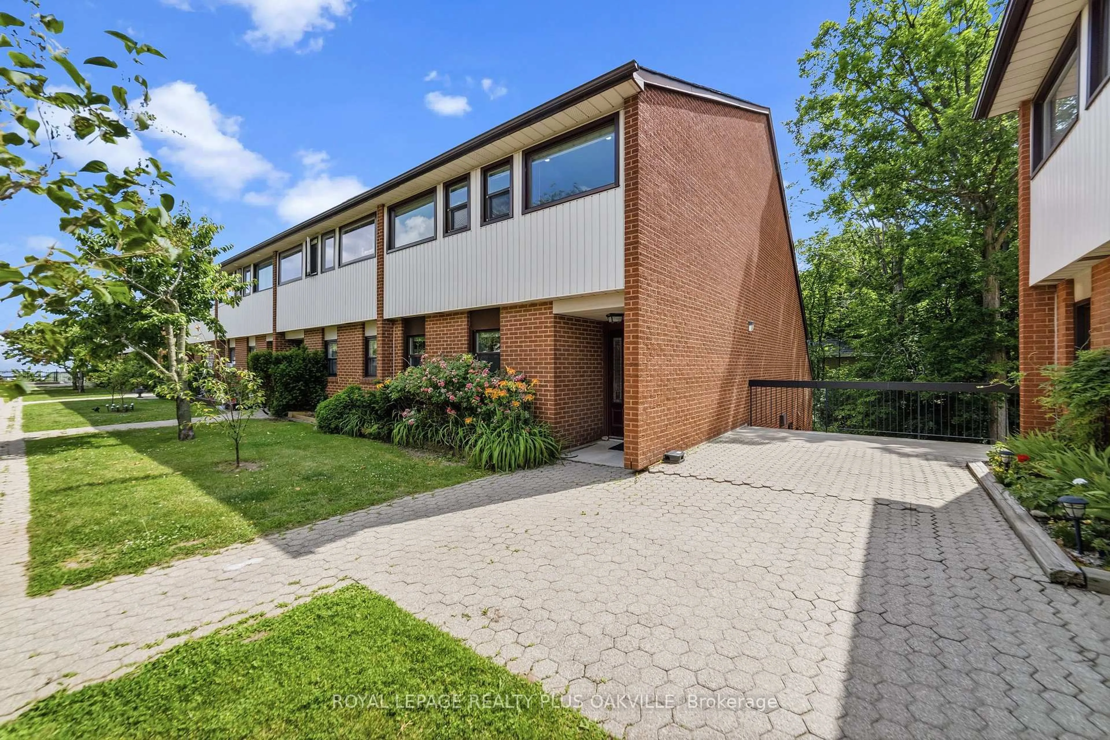 Home with brick exterior material, street for 530 Falgarwood Dr #27, Oakville Ontario L6H 1N3