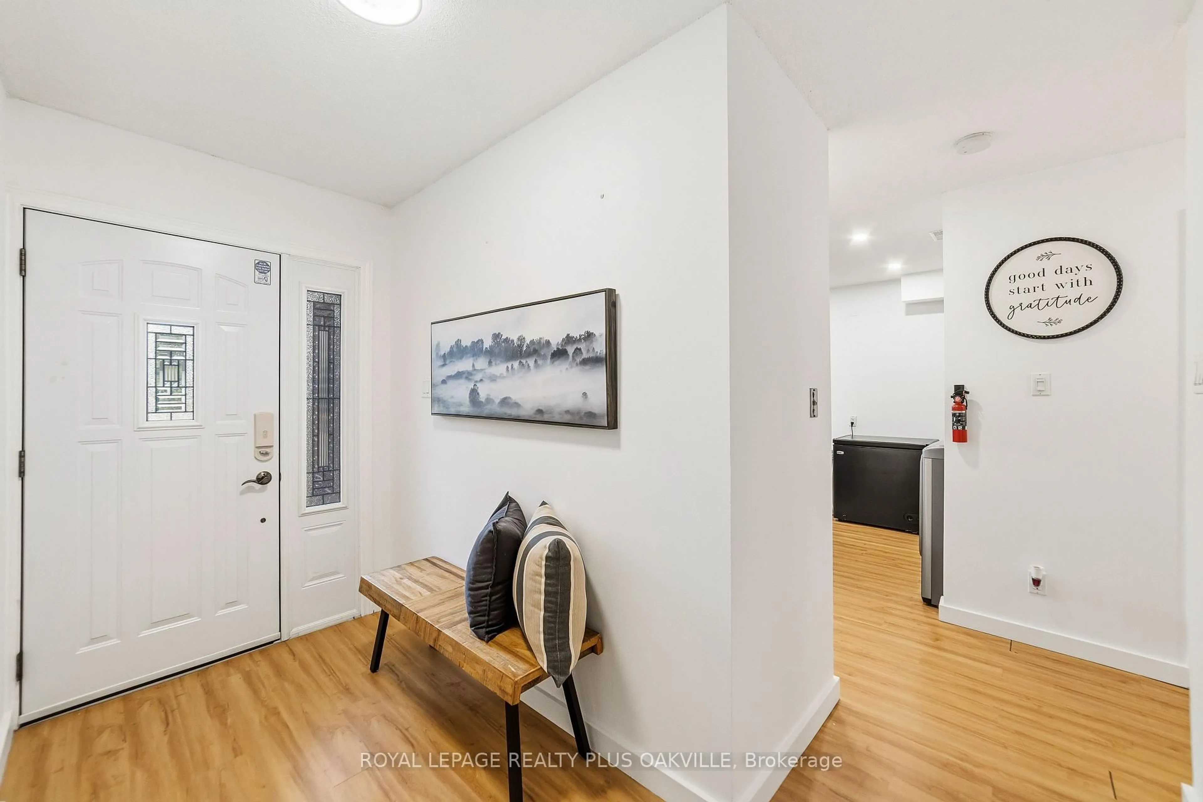 Indoor entryway for 530 Falgarwood Dr #27, Oakville Ontario L6H 1N3