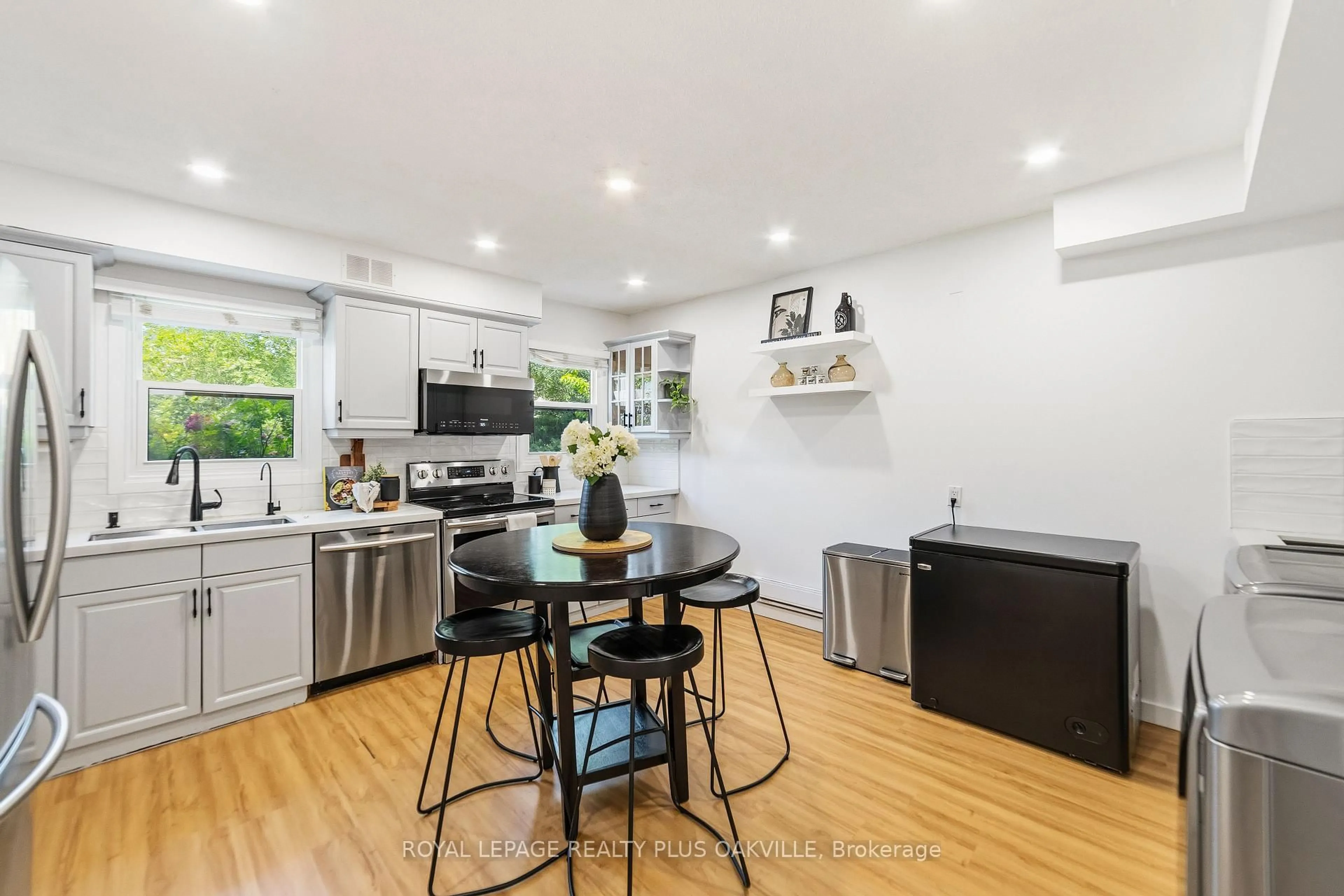 Open concept kitchen, wood/laminate floor for 530 Falgarwood Dr #27, Oakville Ontario L6H 1N3