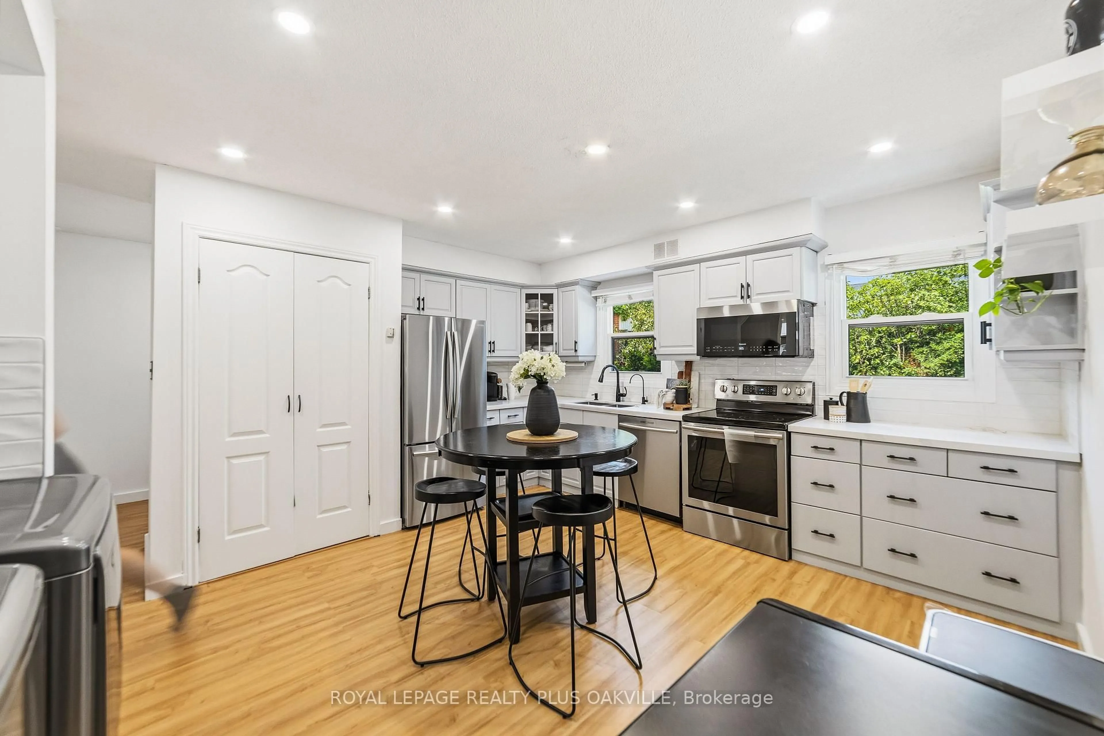 Open concept kitchen, unknown for 530 Falgarwood Dr #27, Oakville Ontario L6H 1N3