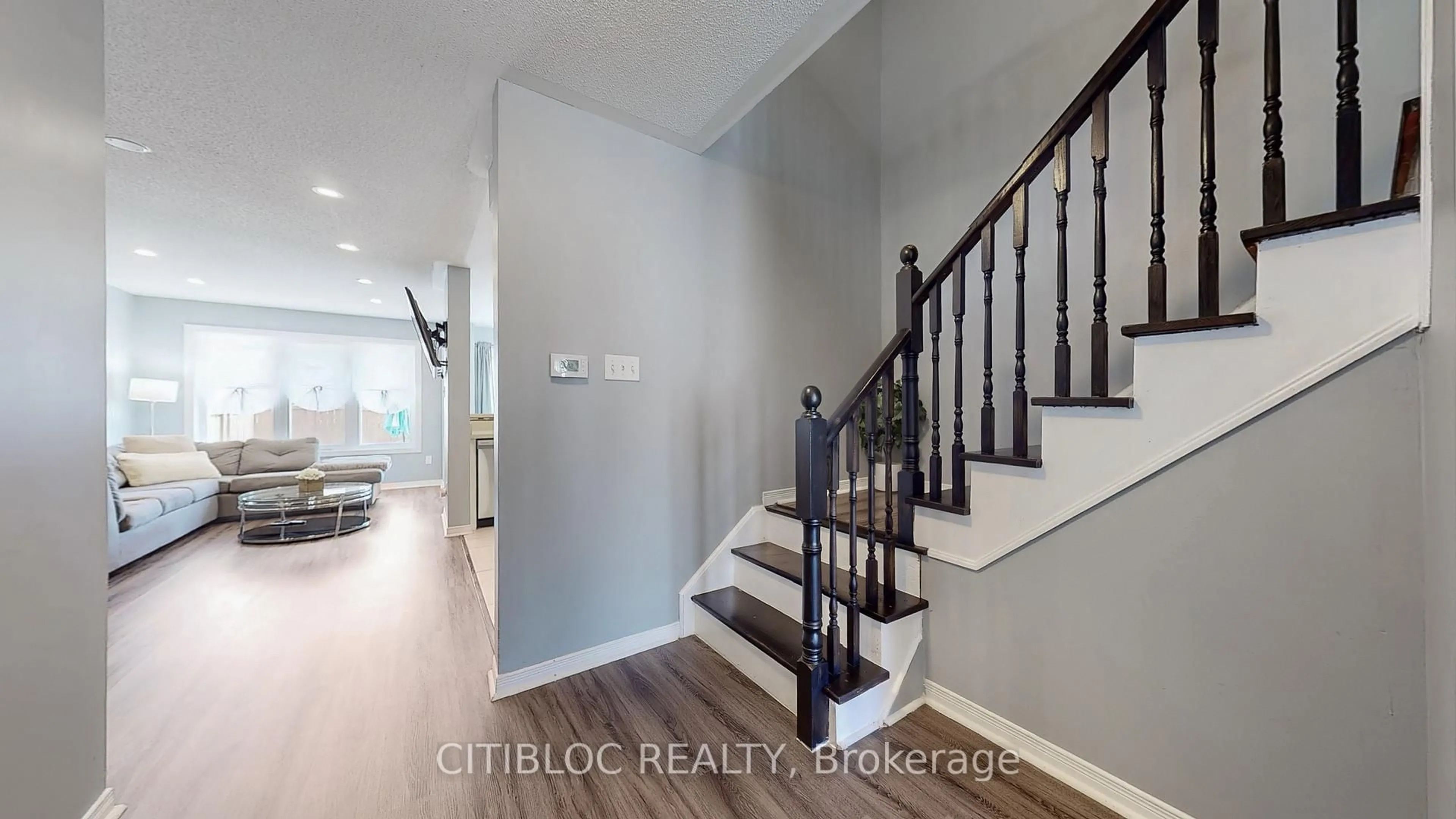 Indoor entryway for 130 Rockgarden Tr, Brampton Ontario L6R 3N2