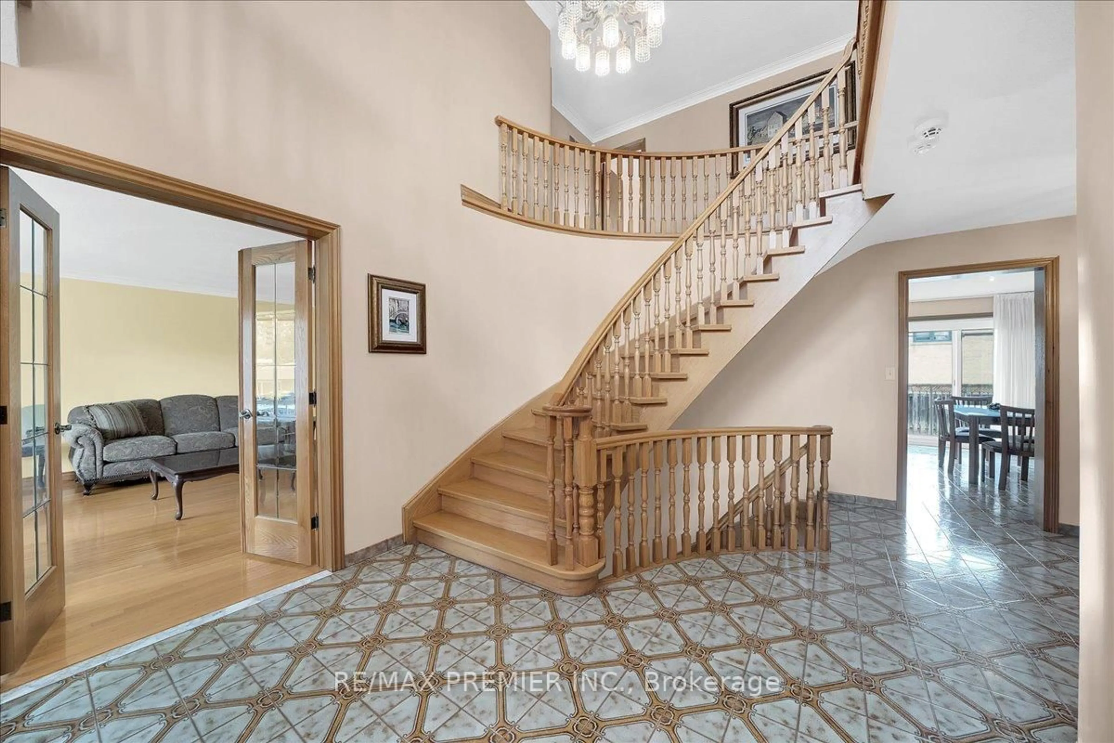 Indoor foyer for 100 Hallsport Cres, Toronto Ontario M3M 2K6