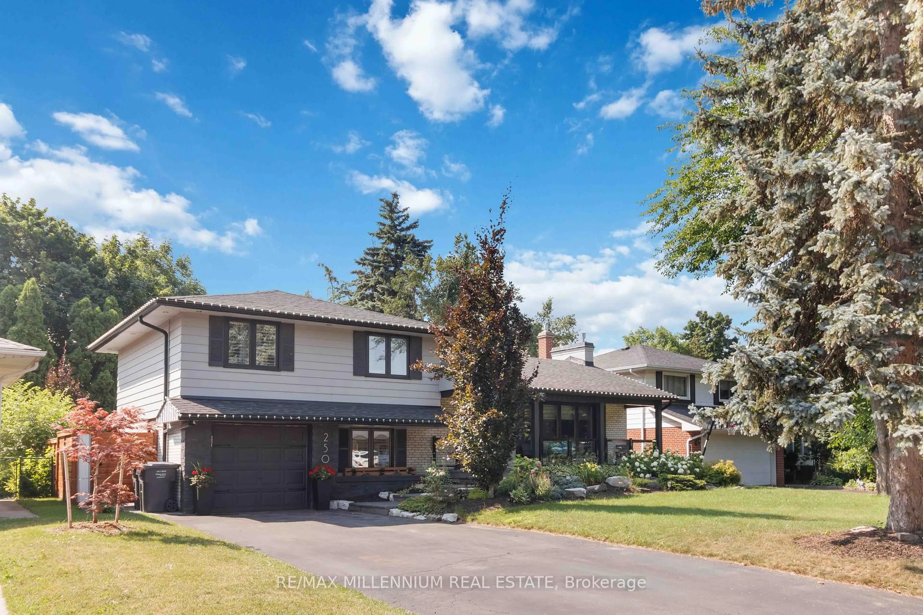 A pic from outside/outdoor area/front of a property/back of a property/a pic from drone, street for 250 Daphne Ave, Mississauga Ontario L5A 1M6
