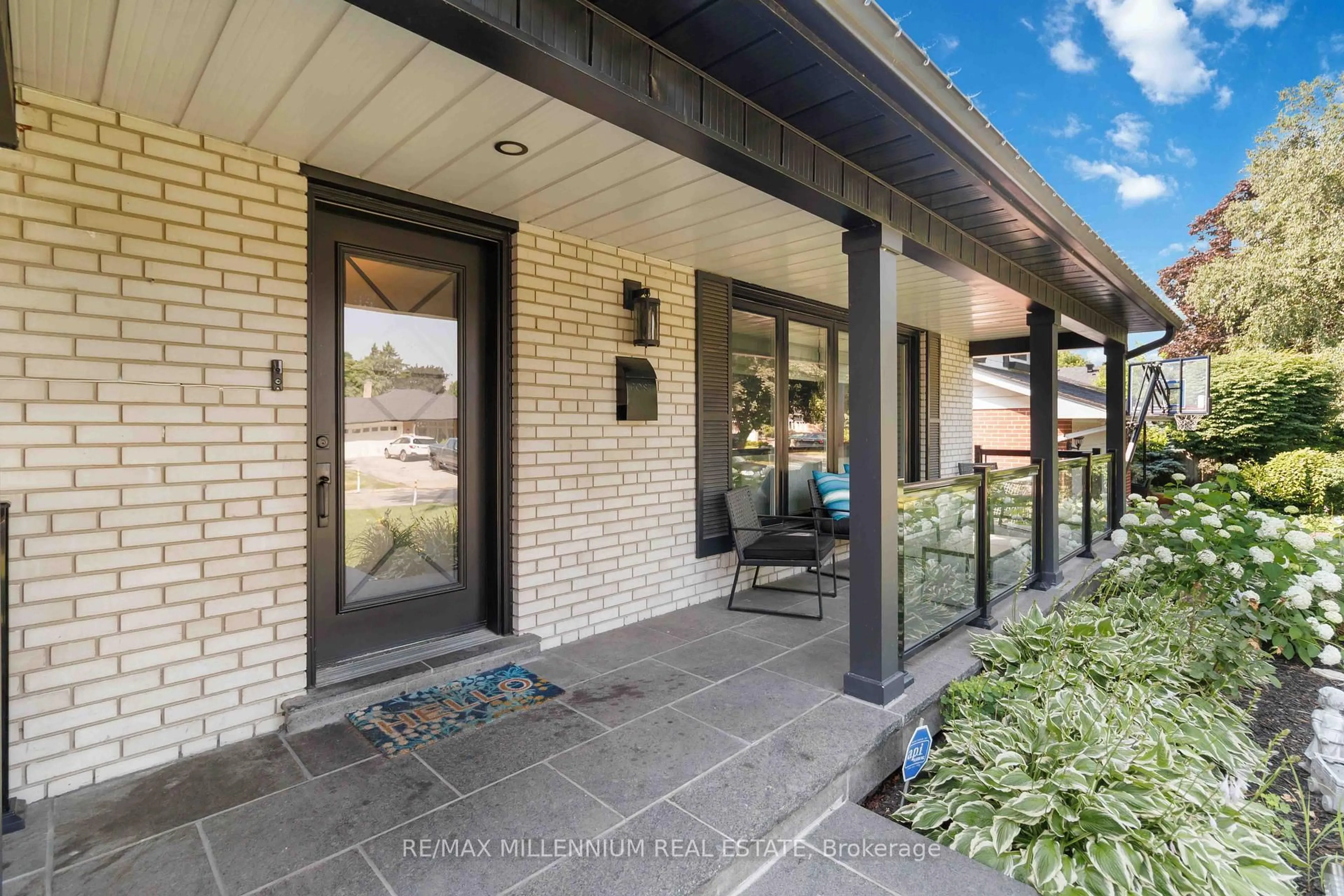 Home with brick exterior material, street for 250 Daphne Ave, Mississauga Ontario L5A 1M6
