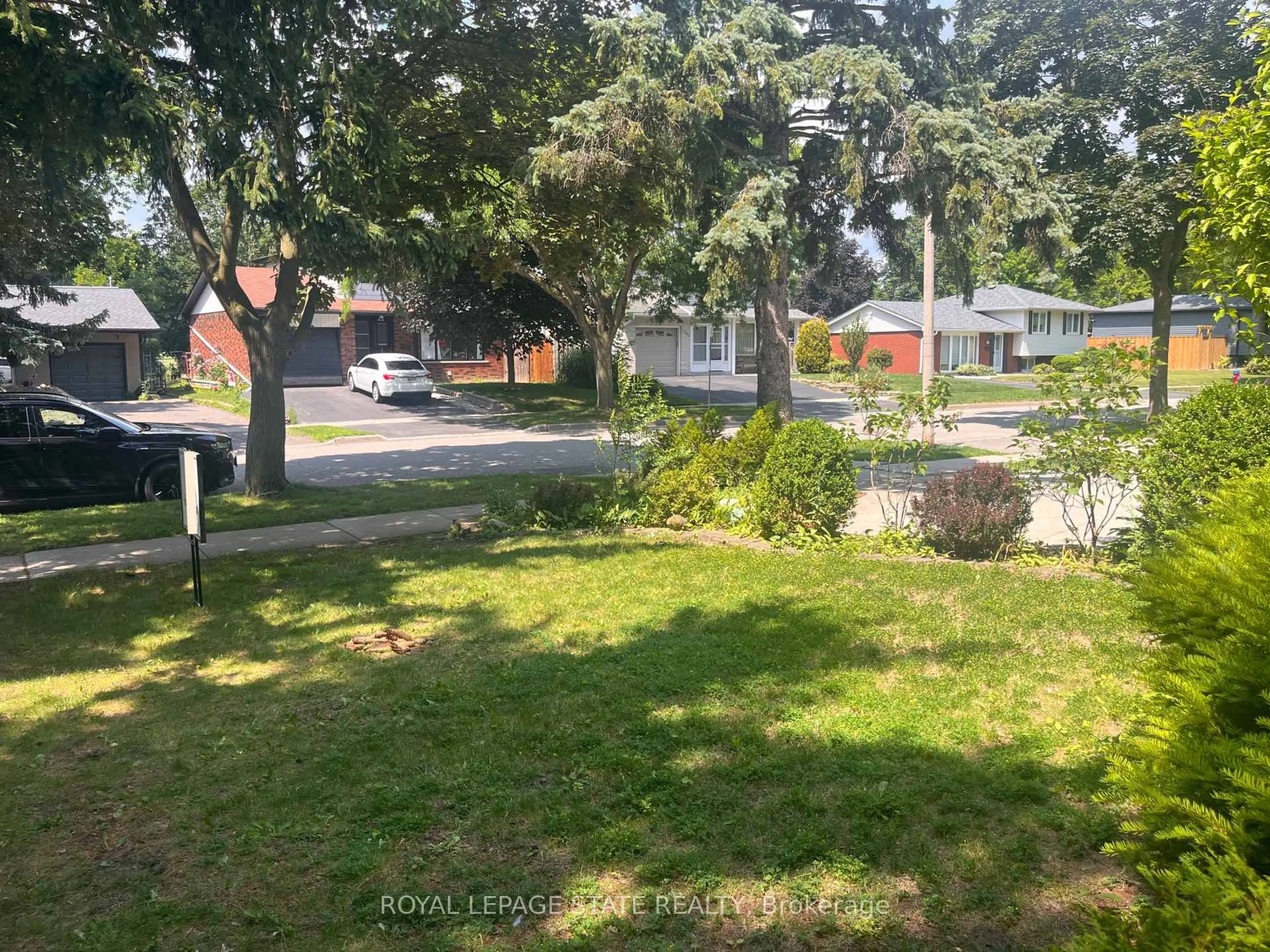 A pic from outside/outdoor area/front of a property/back of a property/a pic from drone, street for 1199 Nottingham Ave, Burlington Ontario L7P 2R5